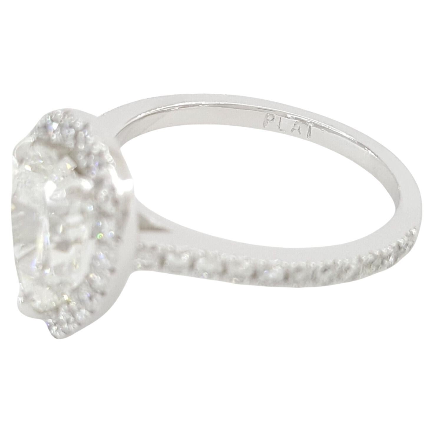 Wir präsentieren einen exquisiten Diamant-Halo-Verlobungsring mit Birnen-Brillantschliff in Platin mit einem Gesamtgewicht von 2,32 Karat. Der Ring mit einem Gewicht von 5 Gramm und der Größe 6 besticht durch seinen Mittelstein - einen natürlichen
