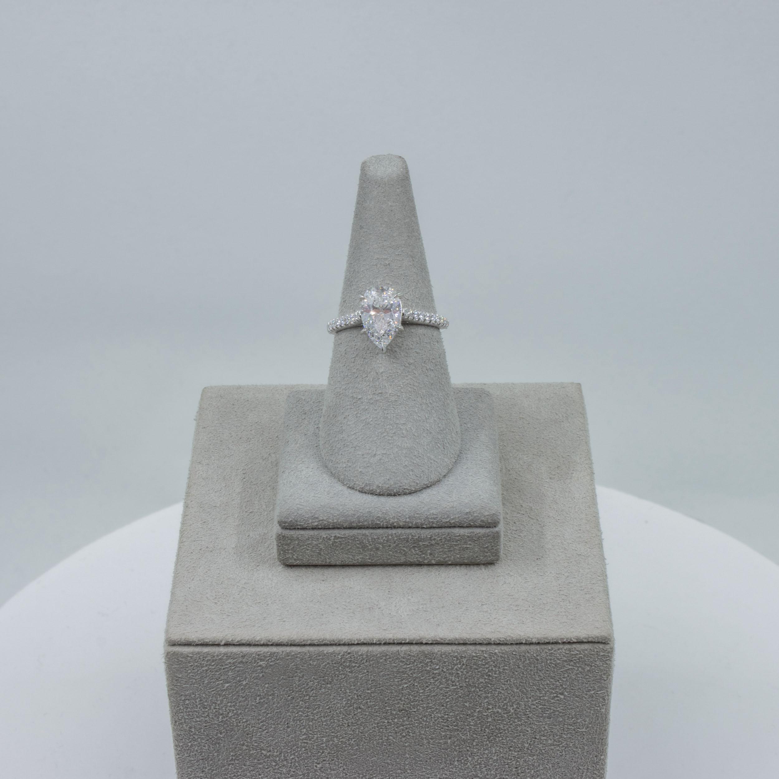 GIA Certified 1.84 Carats Pear Shape Diamond Engagement Ring with Side Stones In New Condition For Sale In New York, NY