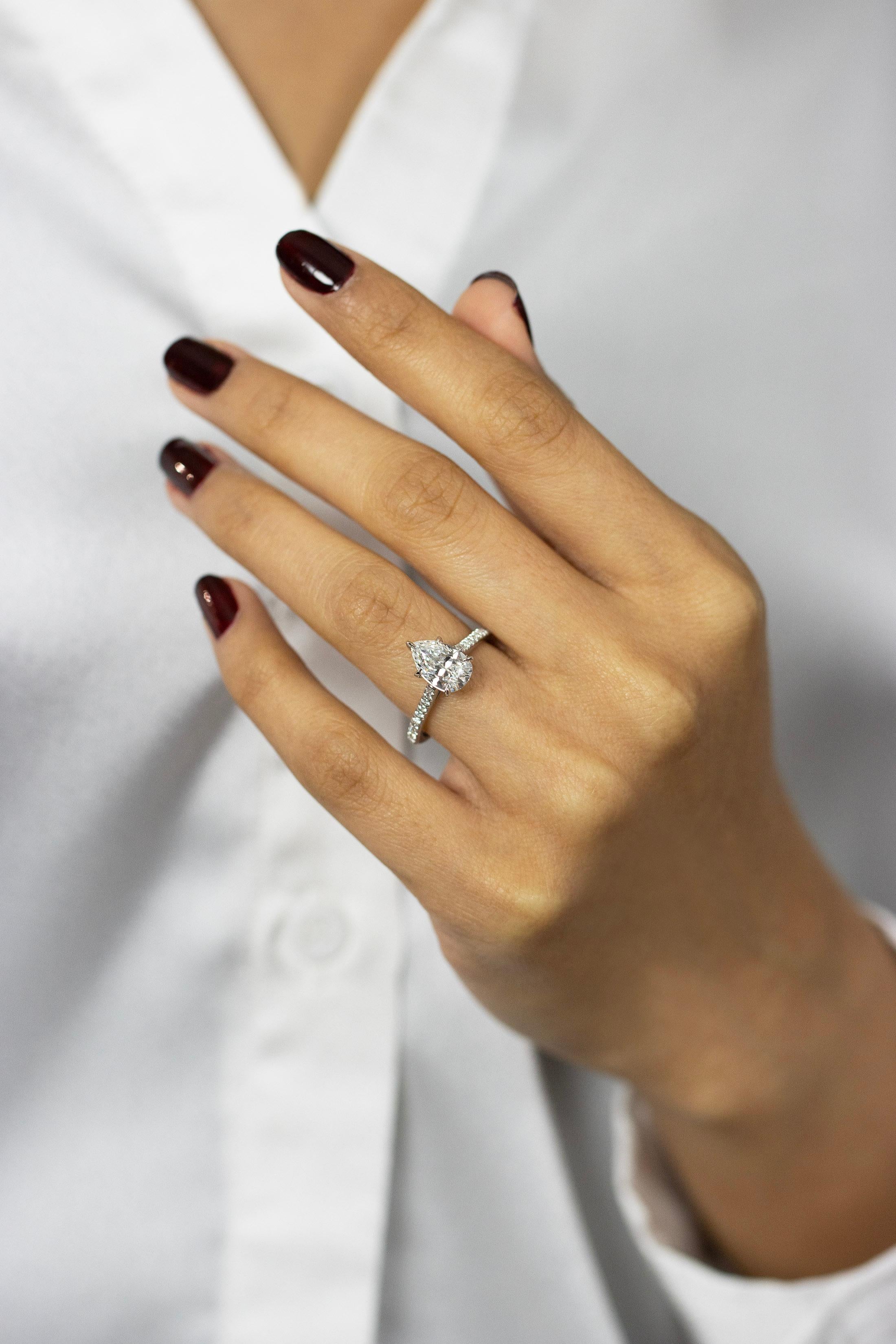 Contemporain Bague de fiançailles en platine avec pavé de diamants en forme de poire de 1,84 carats certifié par le GIA en vente