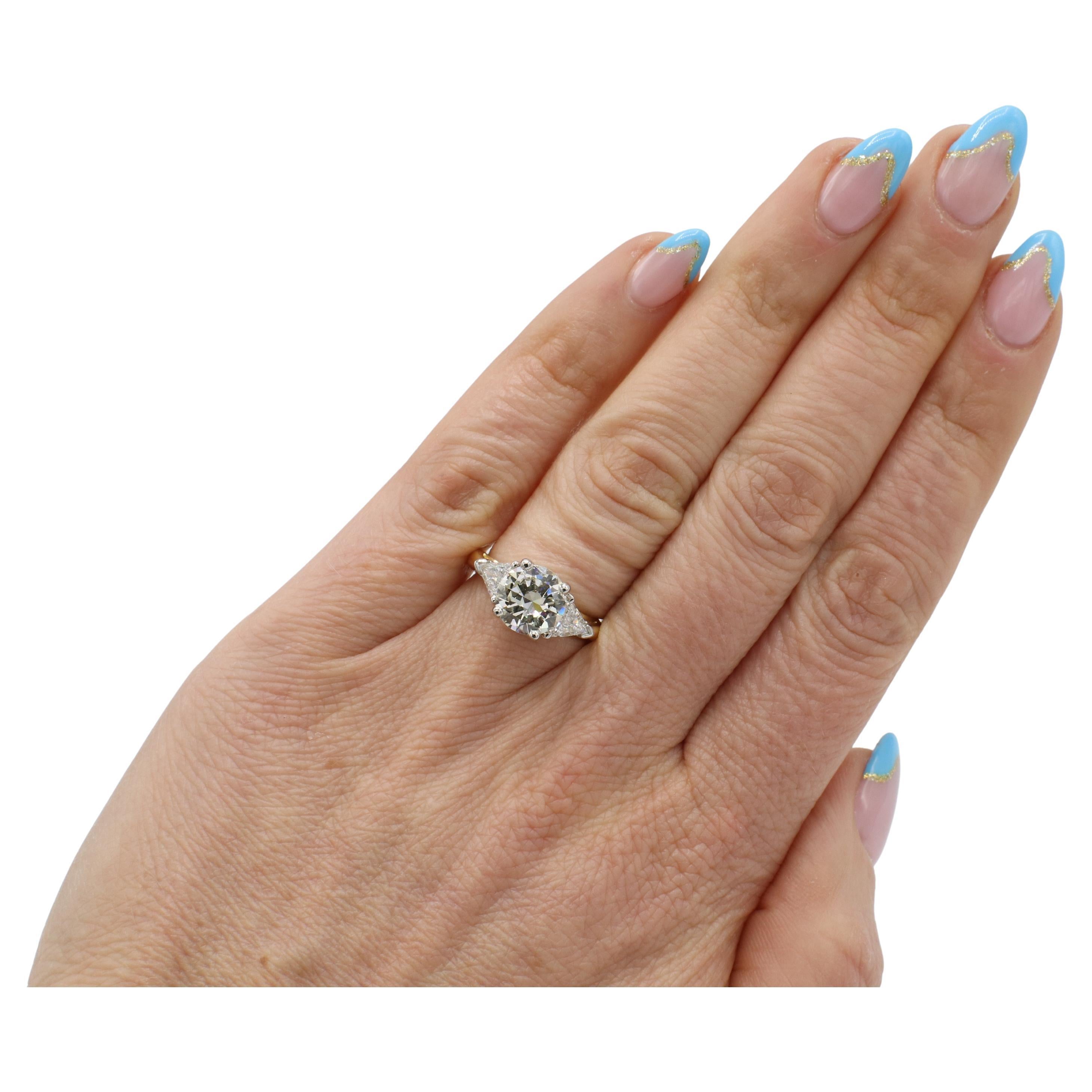 Bague à trois pierres certifiée GIA, 1,85 carat N SI2, diamant naturel de taille transitionnelle Excellent état - En vente à  Baltimore, MD