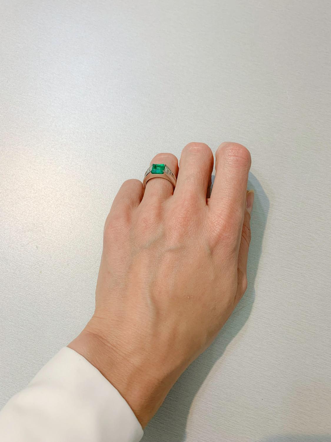 GIA Certified 1.85 Carat Natural Columbian Emerald Platinum Ring For Sale 5