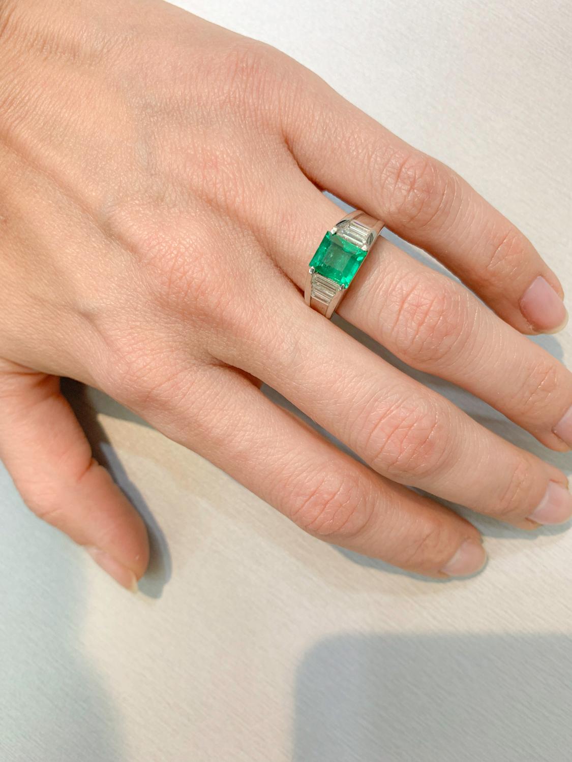 GIA Certified 1.85 Carat Natural Columbian Emerald Platinum Ring For Sale 3