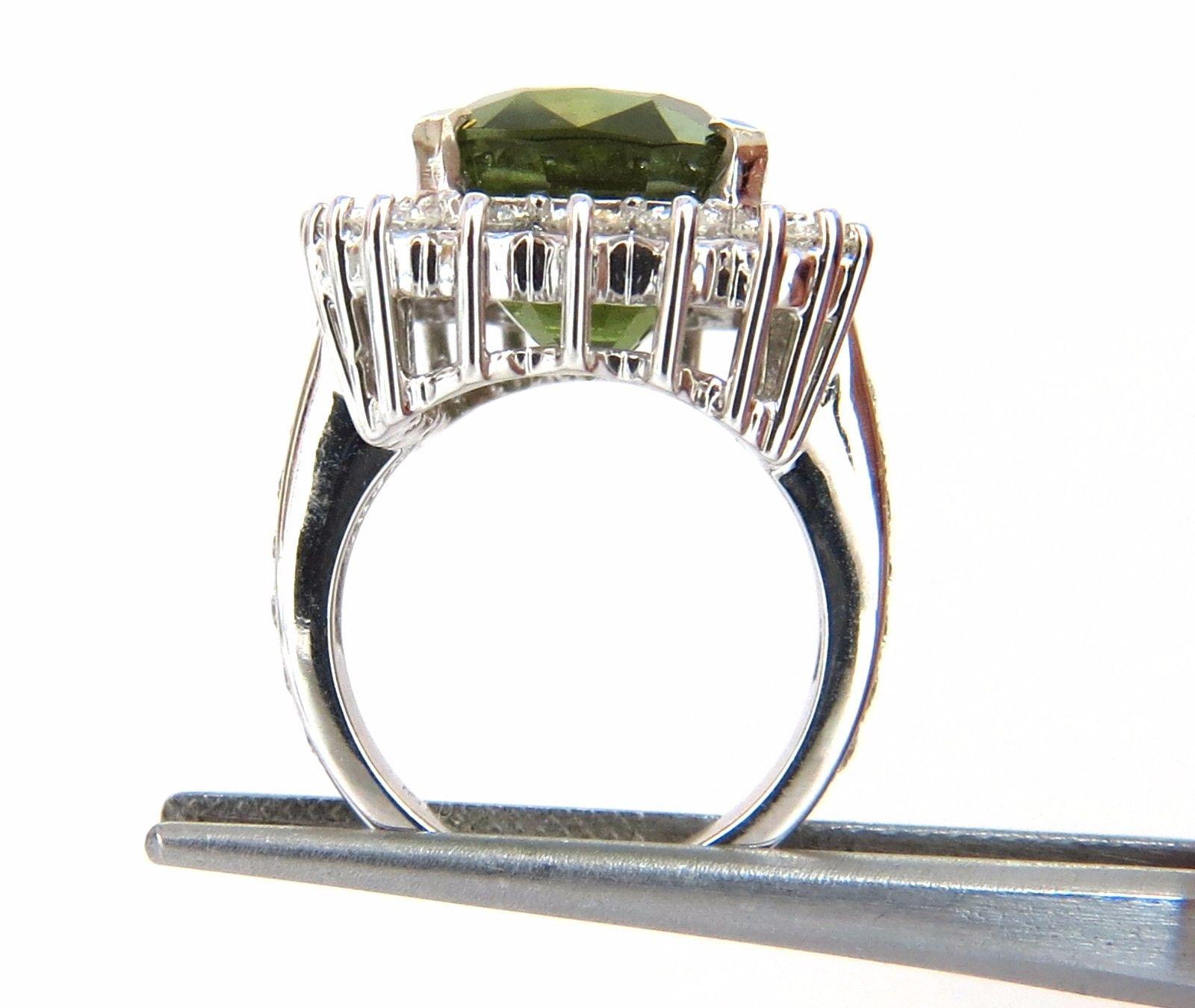 Racimo de peridoto talla cojín

Certificado GIA 16,08 ct. Anillo de peridoto natural.

Talla brillante en cojín, claridad limpia y Transparente.

Color Verde Clásico

 Claridad limpia

17,26 X 12,12 X 9,72 mm

GIA # 2165936926 - para