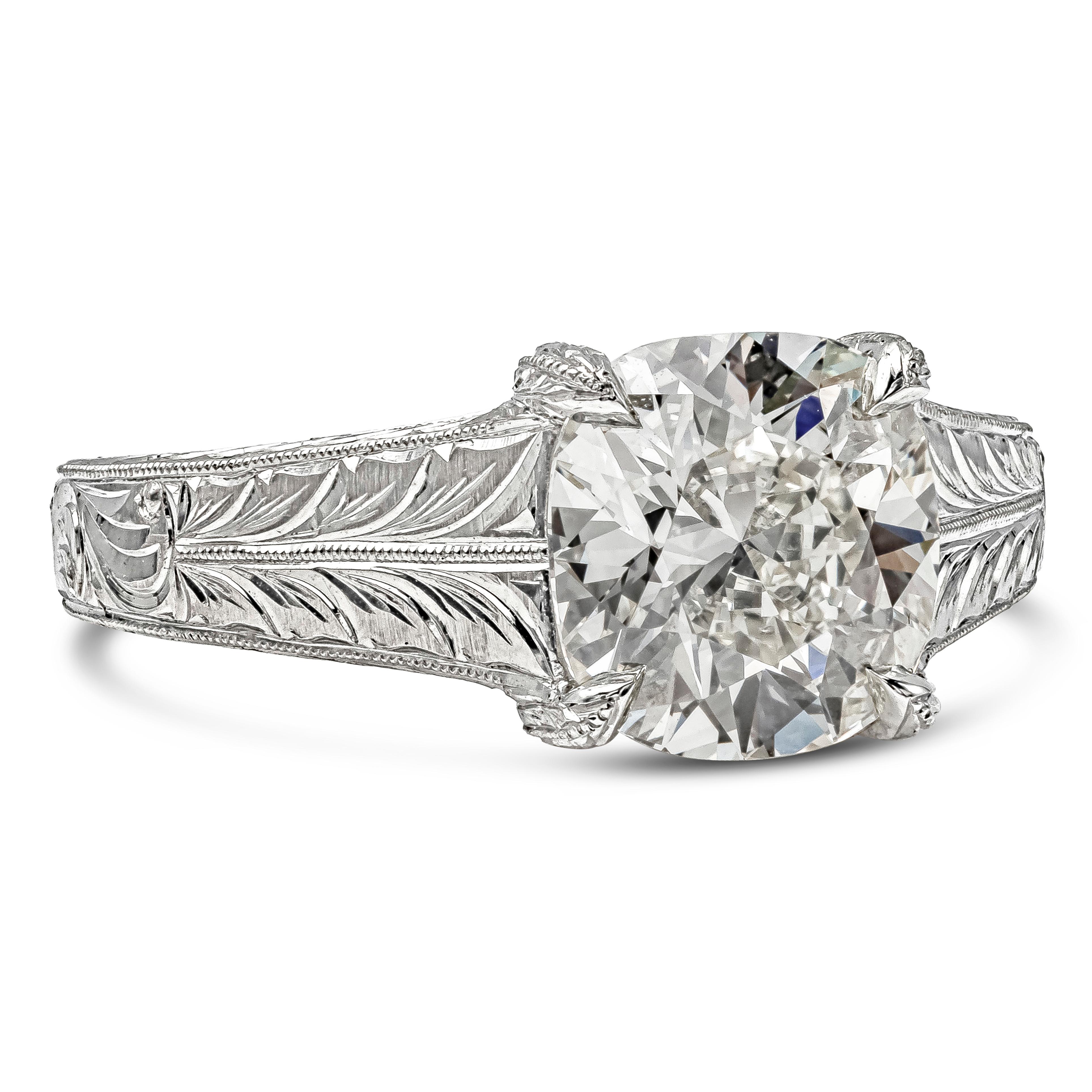 Bague de fiançailles de style ancien mettant en valeur un diamant taille coussin de 1,86 carats certifié par la GIA de couleur M et de pureté VS2. Serti dans une monture en platine à quatre griffes.  finition avec des motifs gravés à la main. Taille