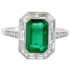 Verlobungsring mit GIA-zertifiziertem 1.86 Karat Smaragd im Smaragdschliff und Diamant-Halo mit Halo