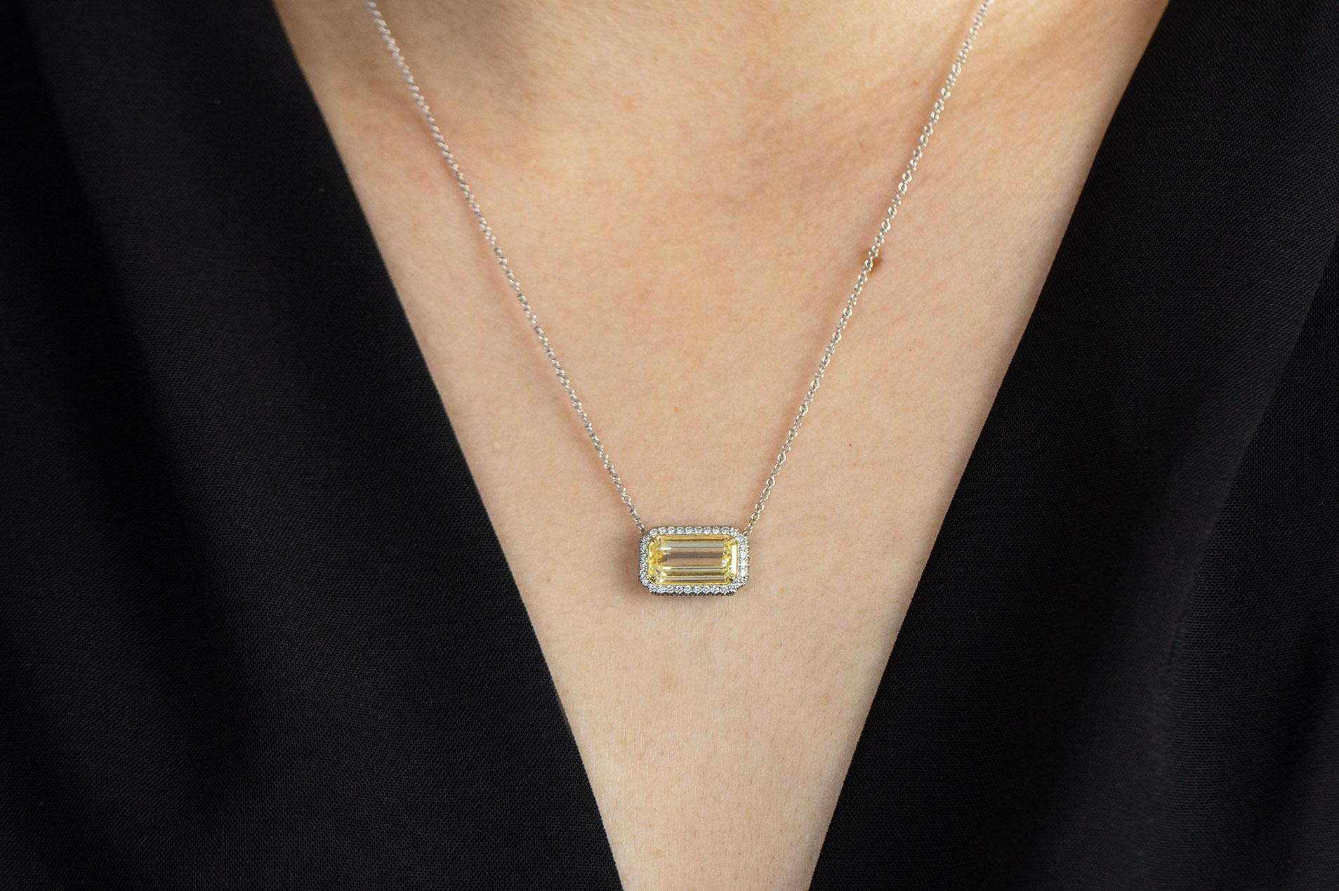 GIA Certified 1.86 Carats Emerald Cut Yellow Diamond Halo Pendant Necklace In New Condition For Sale In New York, NY