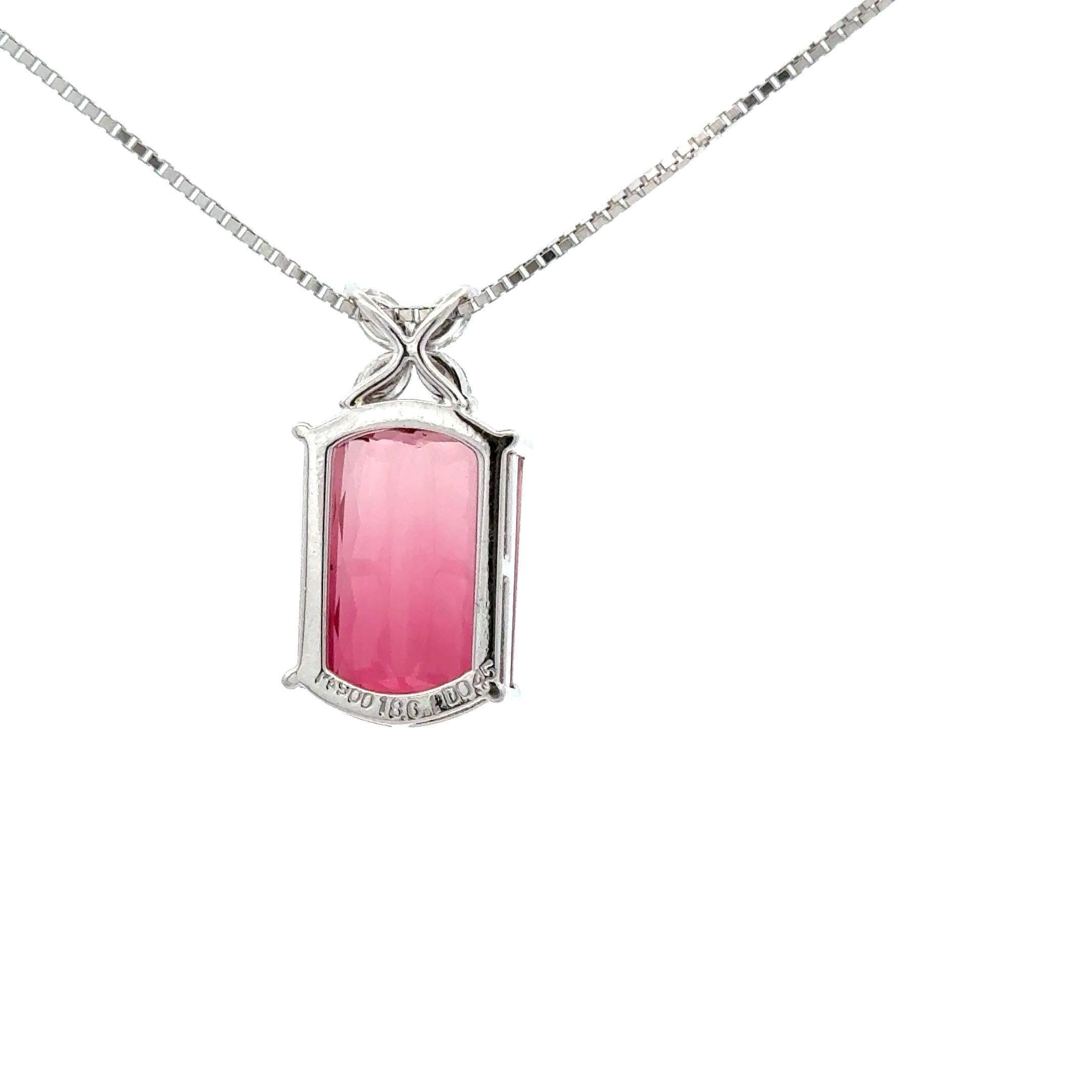 Uno straordinario ciondolo con tormalina rosa, che mostra una tormalina rosa modificata a taglio rettangolare da 18,61 carati incastonata in platino massiccio.

Dettagli:
Tipo di articolo: Collana con ciondolo
Metallo: Ciondolo PT900 (platino),