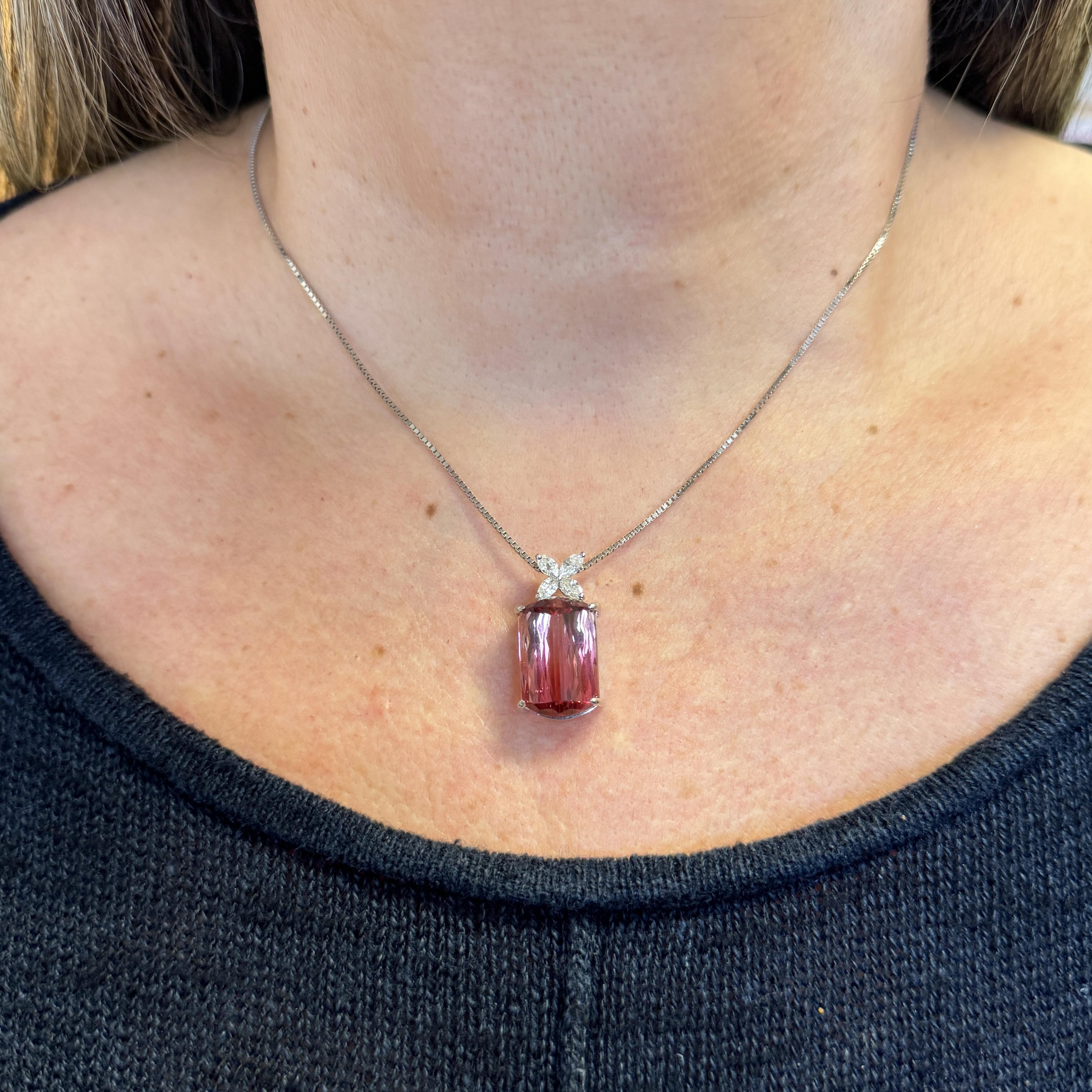 Collana con ciondolo con tormalina rosa e diamanti floreali certificata GIA da 18,61 carati In condizioni Nuovo in vendita a Miami, FL