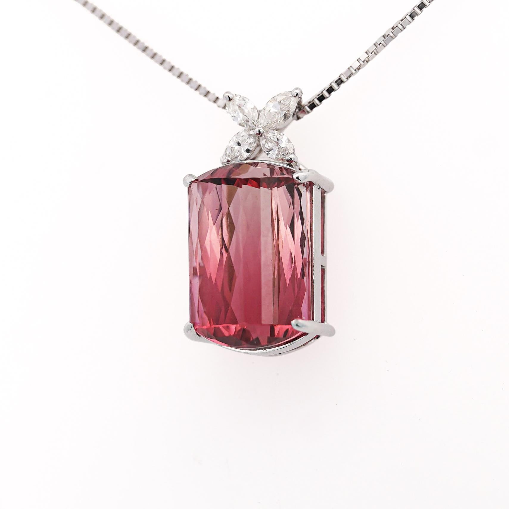 Donna Collana con ciondolo con tormalina rosa e diamanti floreali certificata GIA da 18,61 carati in vendita