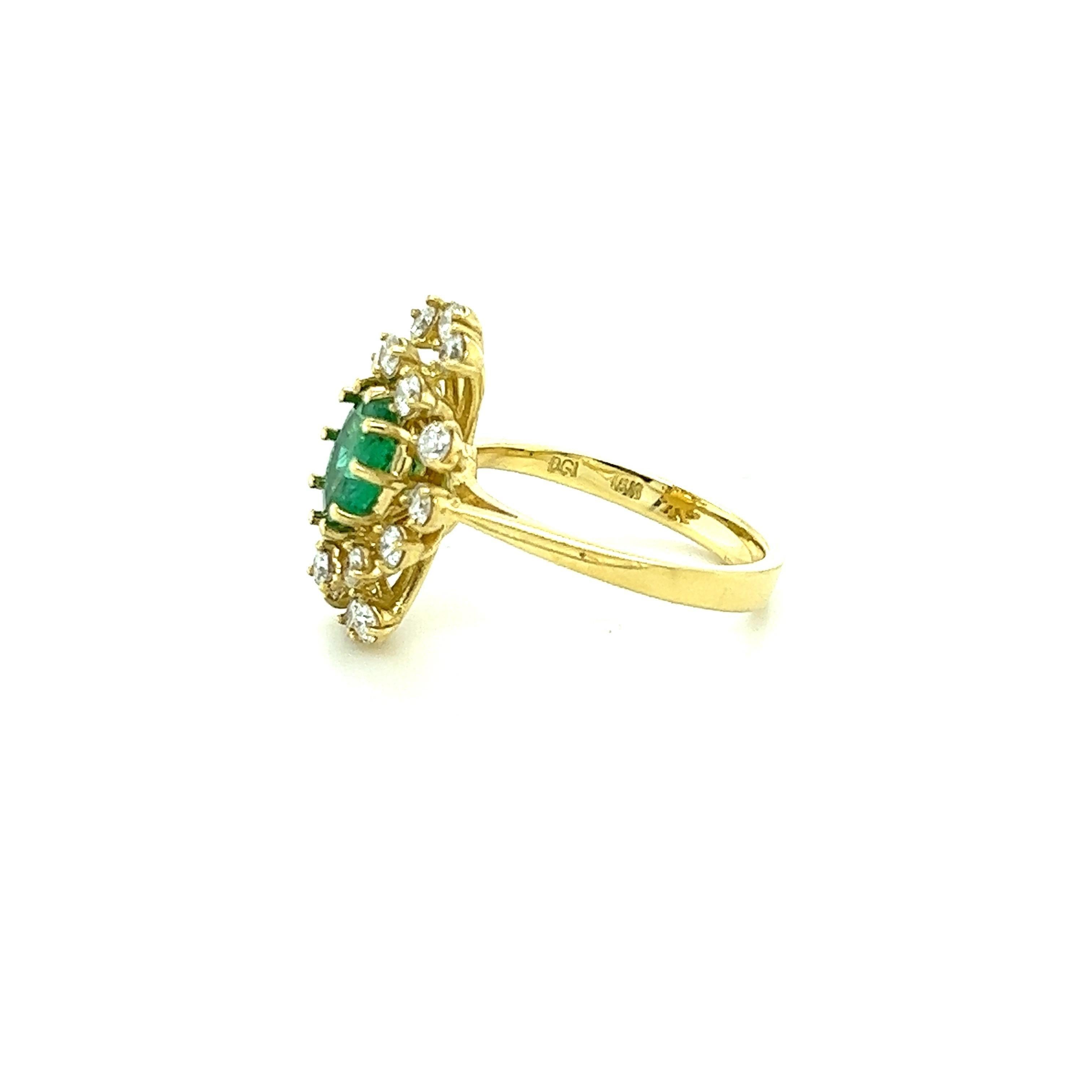 GIA Certified 1.87 Carat Natural Emerald Diamond Yellow Gold Ring Corte oval en venta