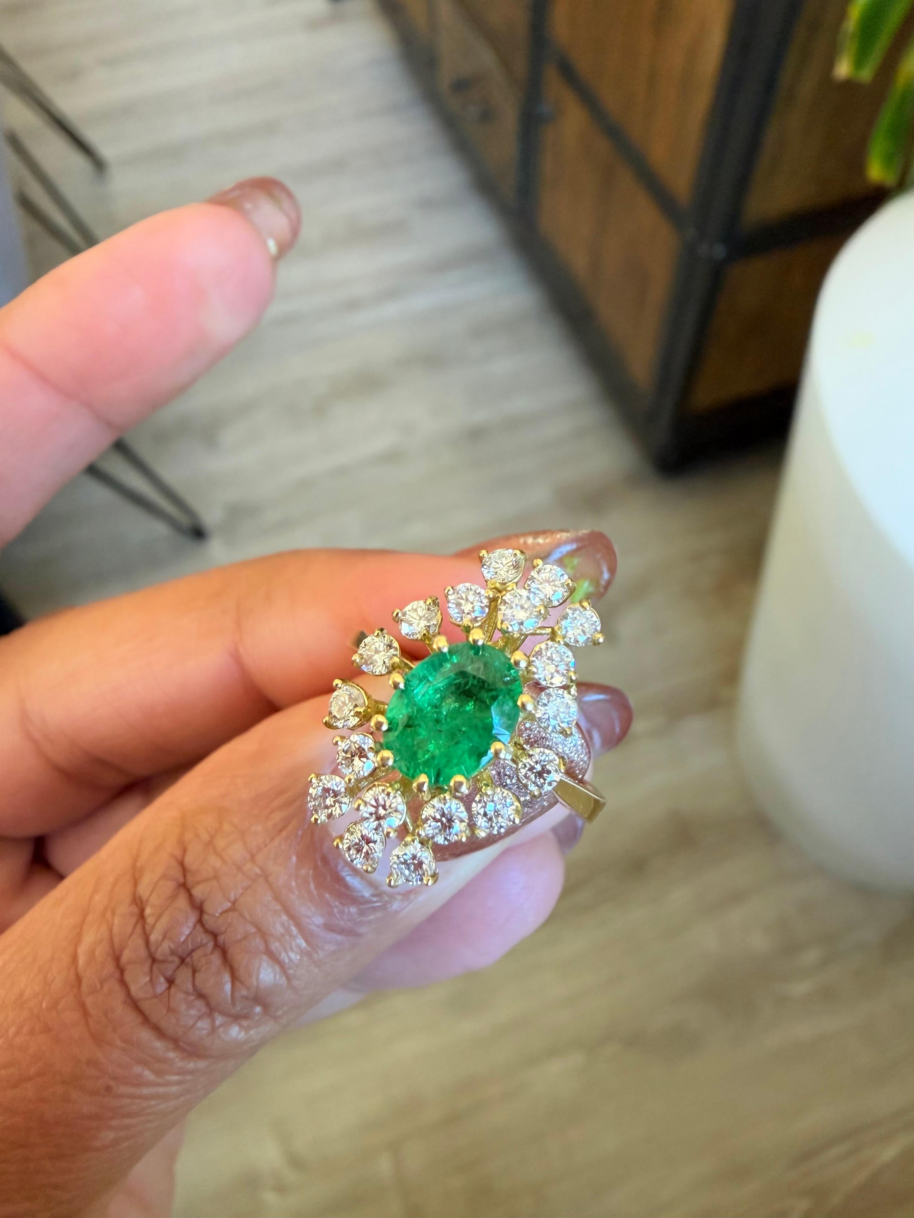 GIA Certified 1.87 Carat Natural Emerald Diamond Yellow Gold Ring en venta 2