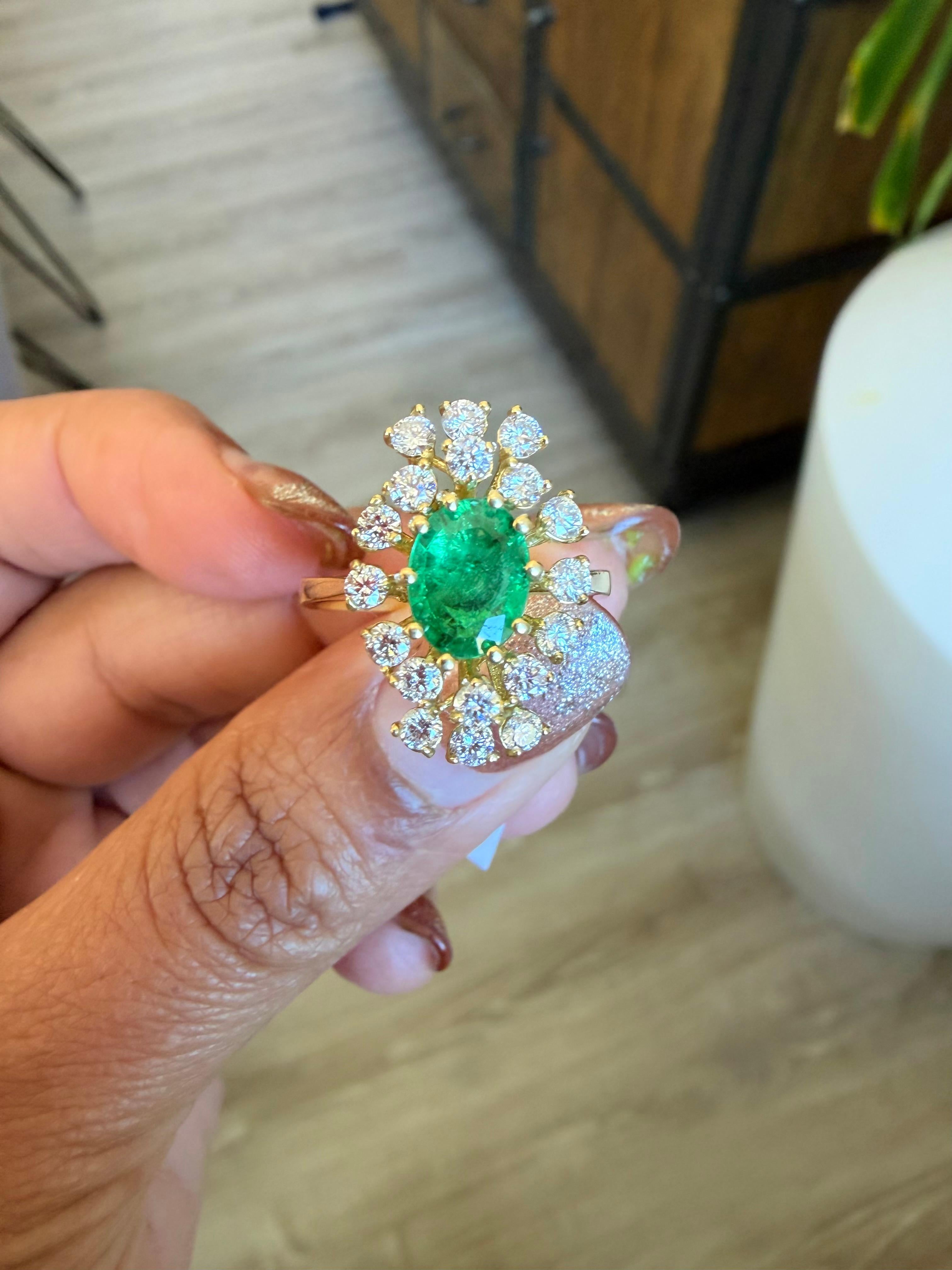 GIA Certified 1.87 Carat Natural Emerald Diamond Yellow Gold Ring en venta 3