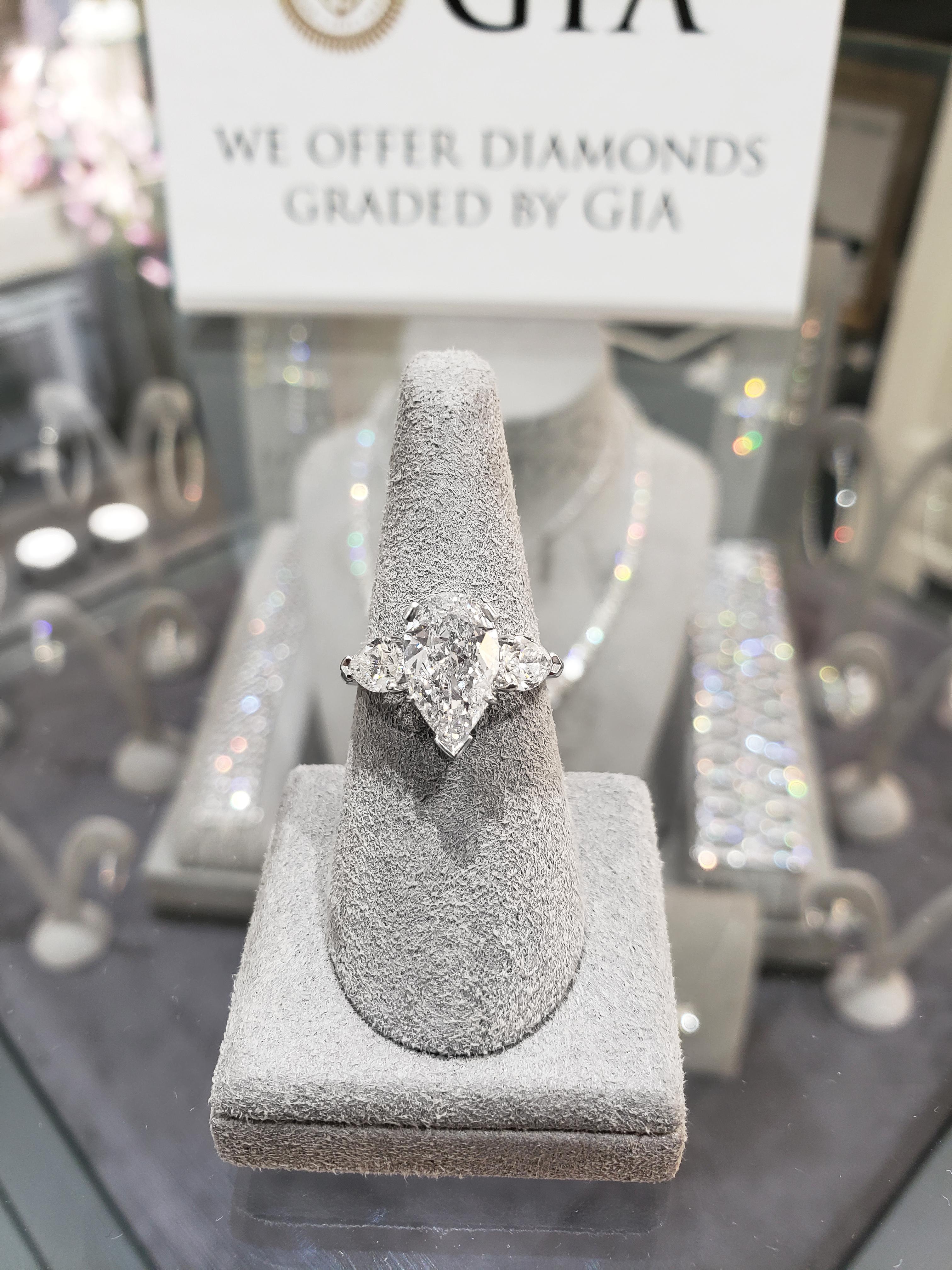 Bague de fiançailles à trois pierres certifiée GIA 1,88 carats diamant en forme de poire en vente 1