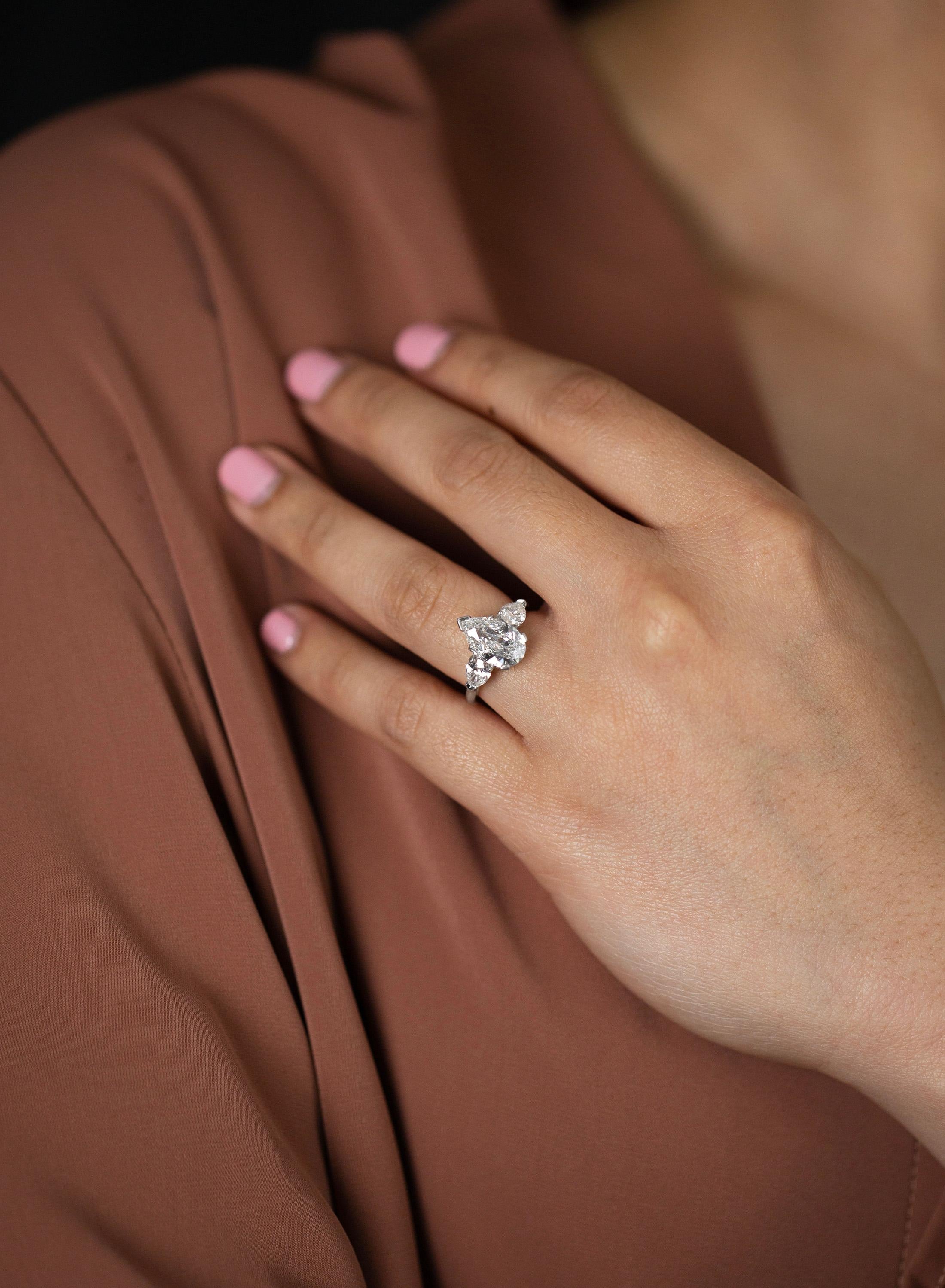 Taille poire Bague de fiançailles à trois pierres certifiée GIA 1,88 carats diamant en forme de poire en vente