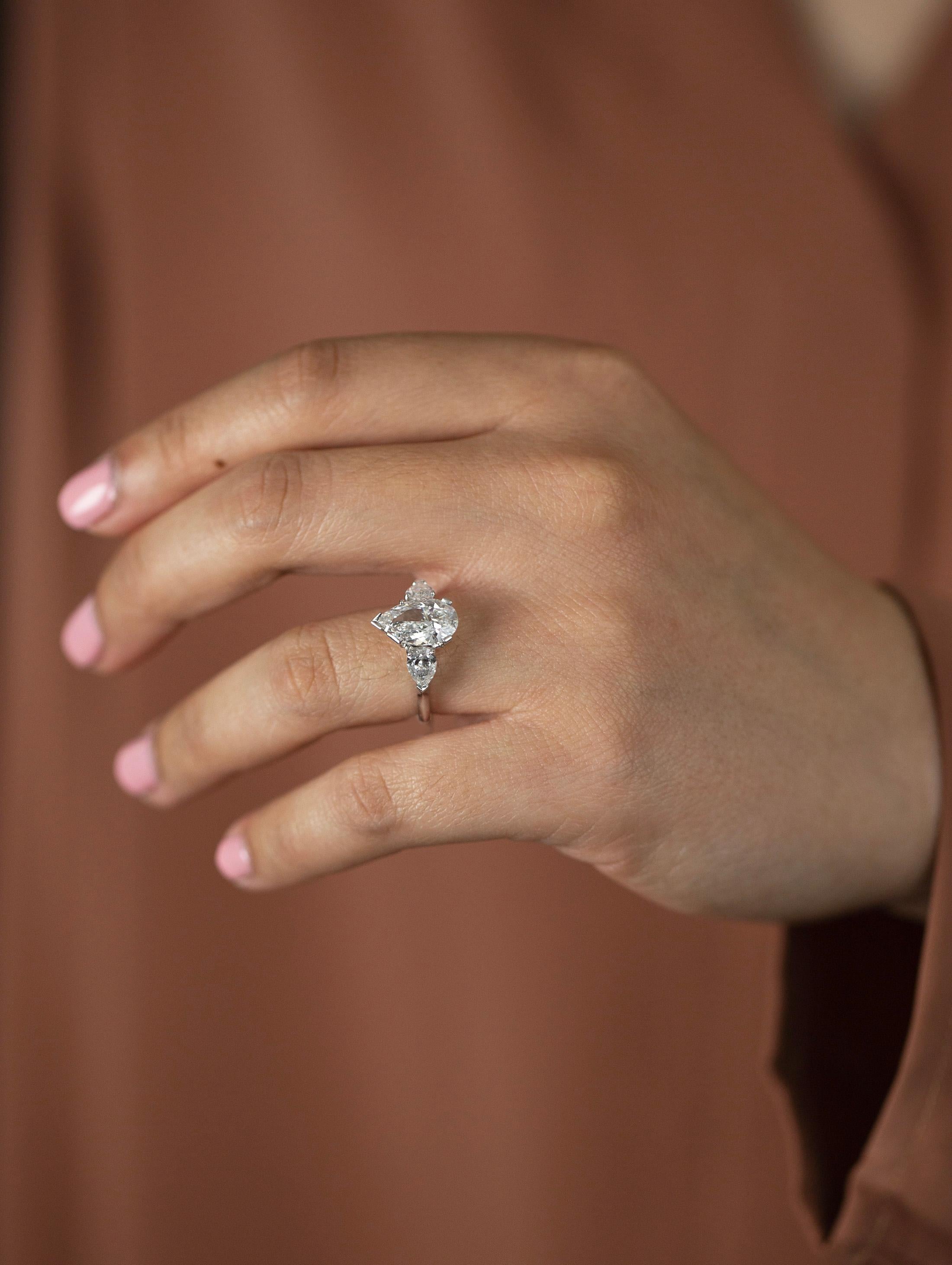 Bague de fiançailles à trois pierres certifiée GIA 1,88 carats diamant en forme de poire Neuf - En vente à New York, NY