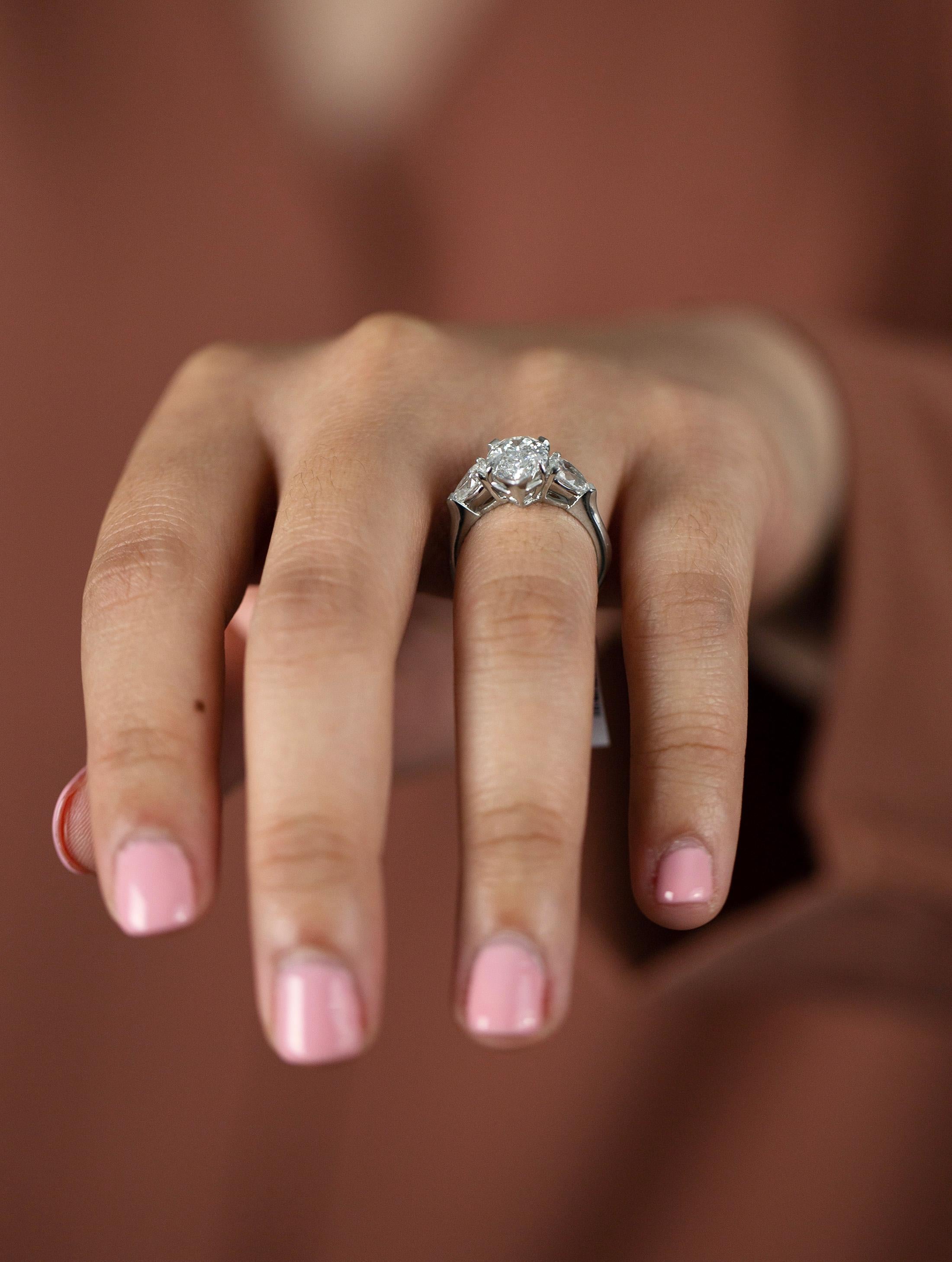 Bague de fiançailles à trois pierres certifiée GIA 1,88 carats diamant en forme de poire Pour femmes en vente