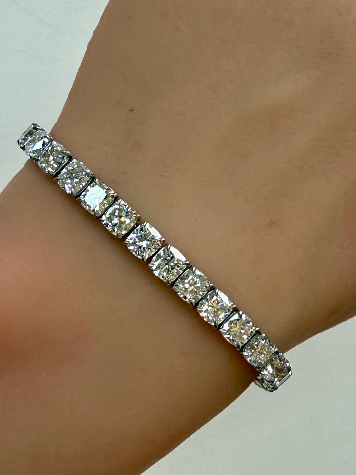 Pulsera de tenis con diamantes talla brillante engarzados en platino. Esta pulsera de tenis tiene treinta y siete diamantes brillantes en cojín con certificado GIA de color F-G y claridad VVS-VS, con un peso total aproximado de 18,87 quilates.
