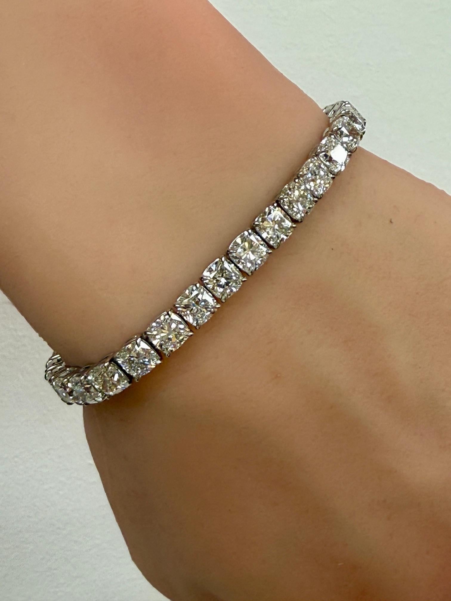 Pulsera de tenis de diamantes brillantes en cojín con certificado GIA de 18,87 quilates en platino en venta 1