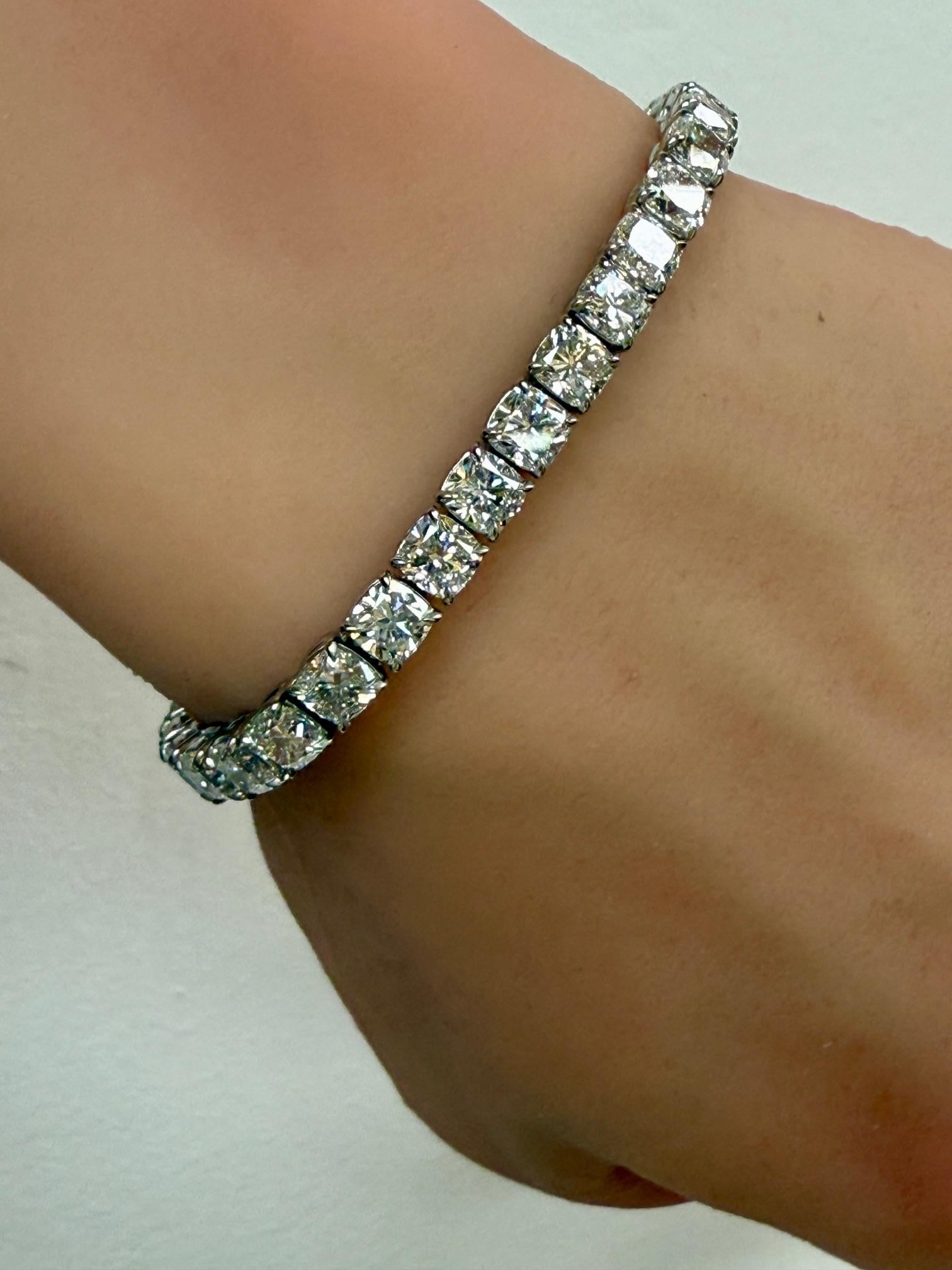 Pulsera de tenis de diamantes brillantes en cojín con certificado GIA de 18,87 quilates en platino en venta 2