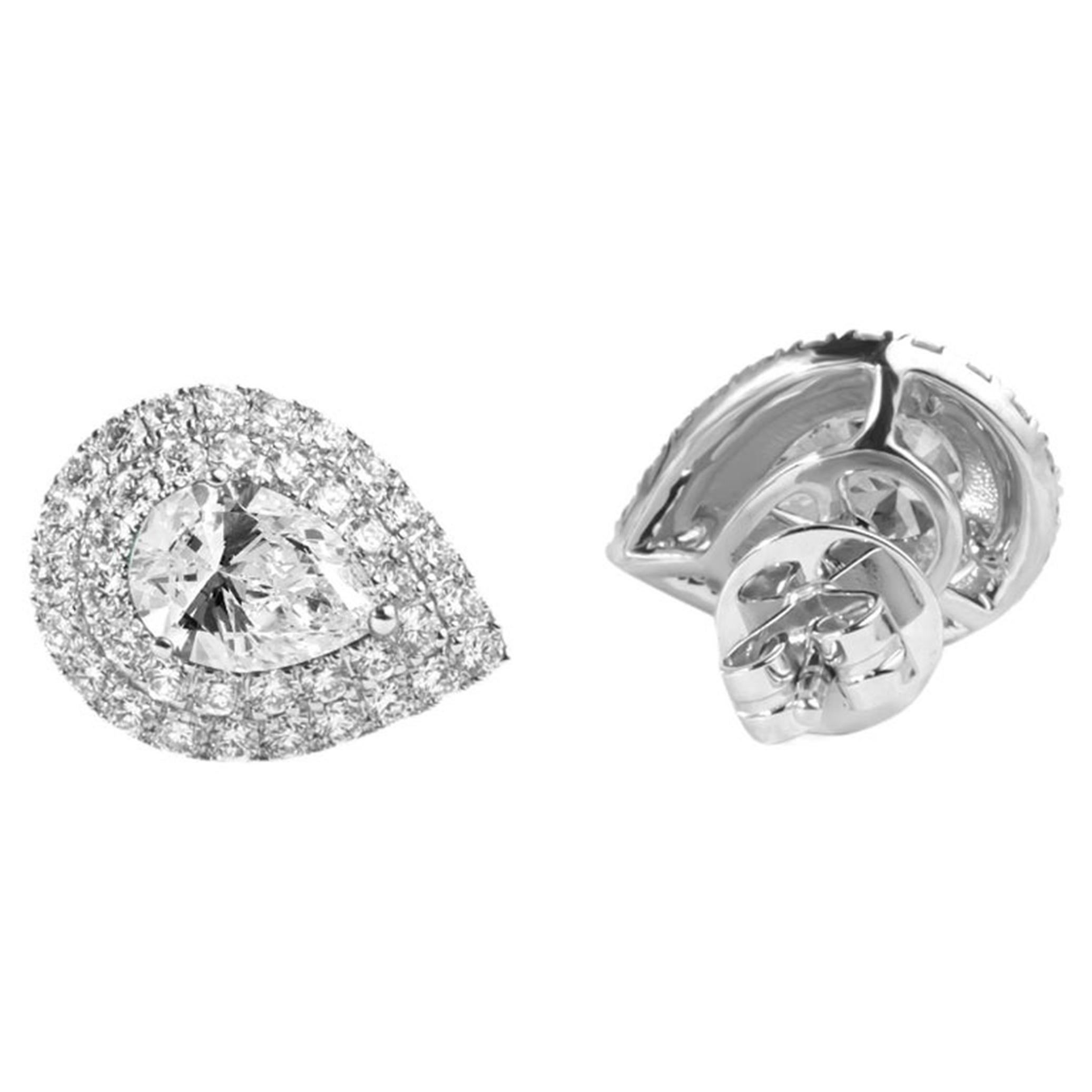 GIA Certified 1.8ct Pear-Cut Diamond Double Halo Stud Ears in 18K White Gold (Boucles d'oreilles double halo en or blanc) Pour femmes en vente