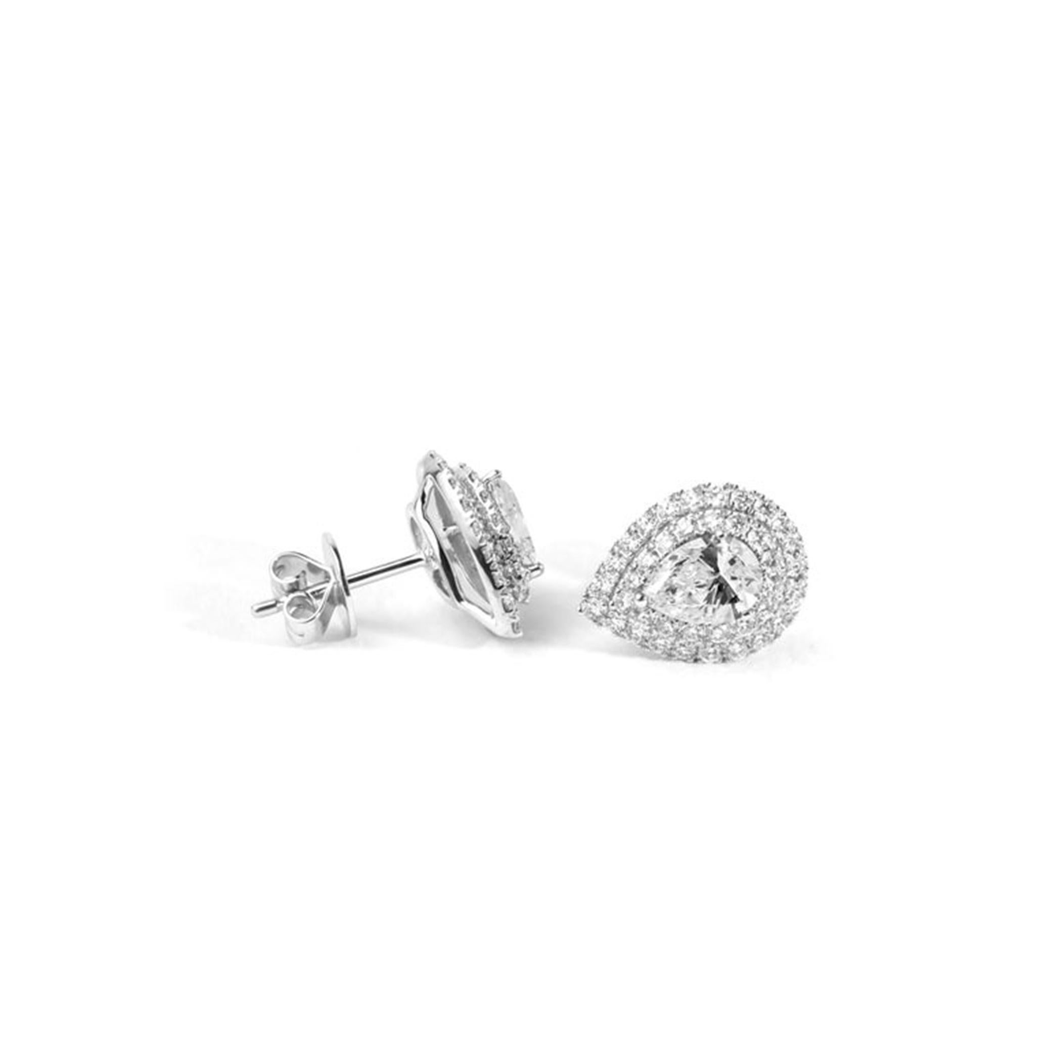 GIA Certified 1.8ct Pear-Cut Diamond Double Halo Stud Ears in 18K White Gold (Boucles d'oreilles double halo en or blanc) en vente 2