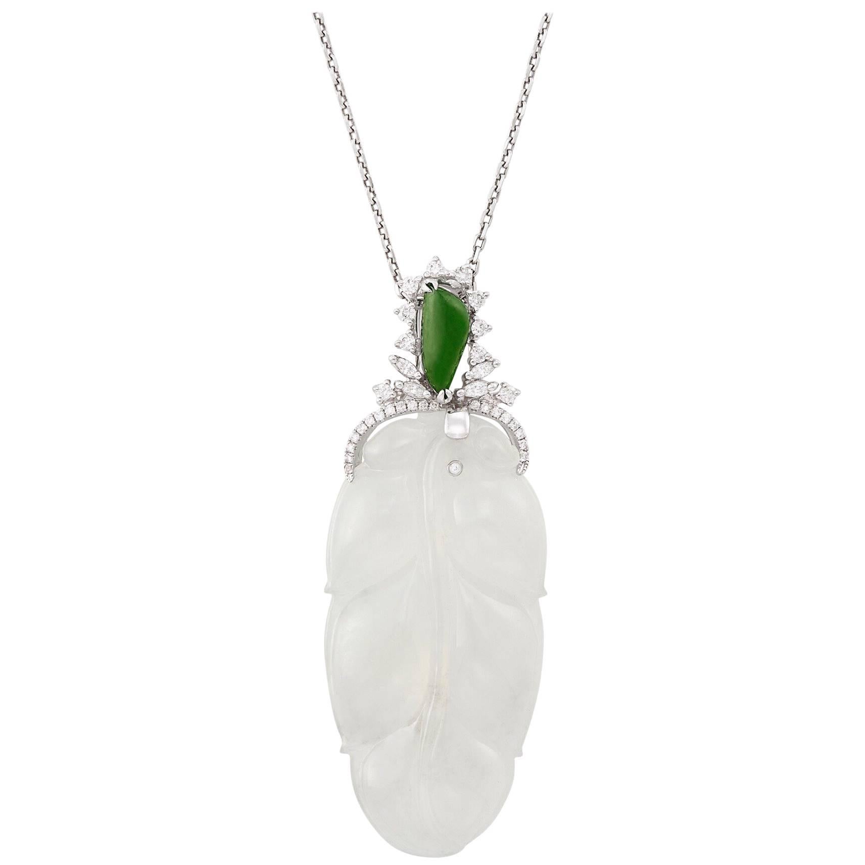 GIA-zertifizierte 18k geschnitzte Halskette mit Anhänger aus weißer Jade, Jade und Diamanten