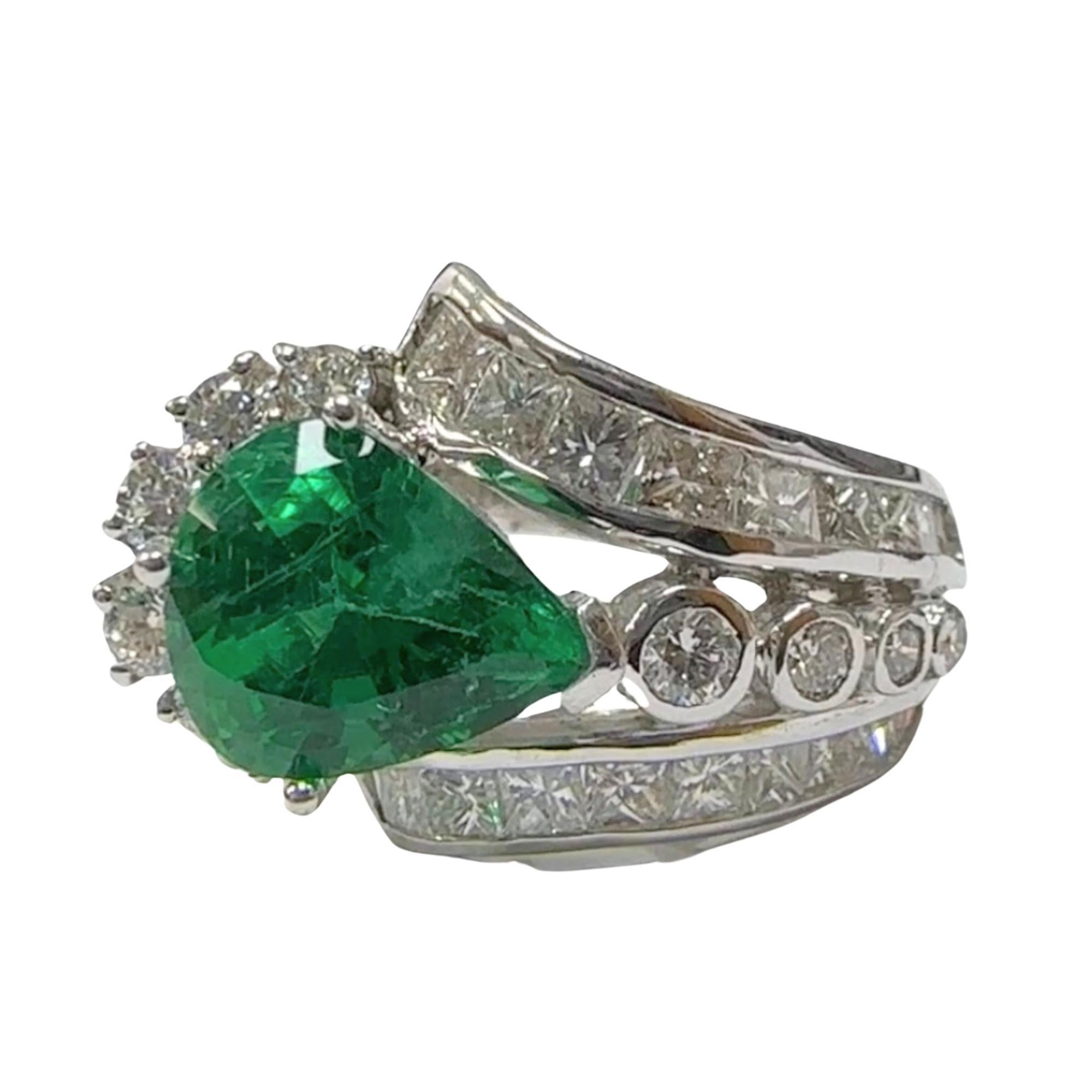 Women's GIA Certified 18k Diamond and Emerald Ring For Sale