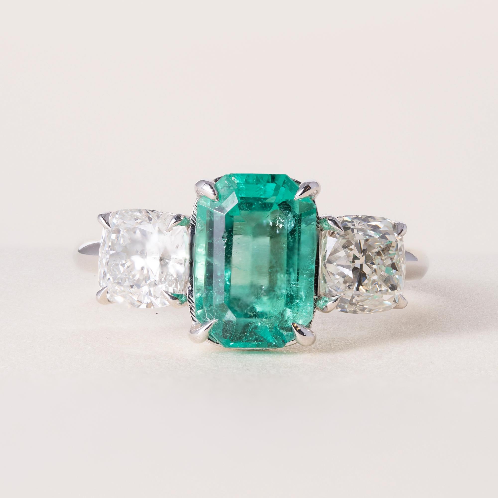 Artigiano Anello con smeraldo colombiano e diamante da 2,32 carati certificato GIA in oro 18 carati in vendita