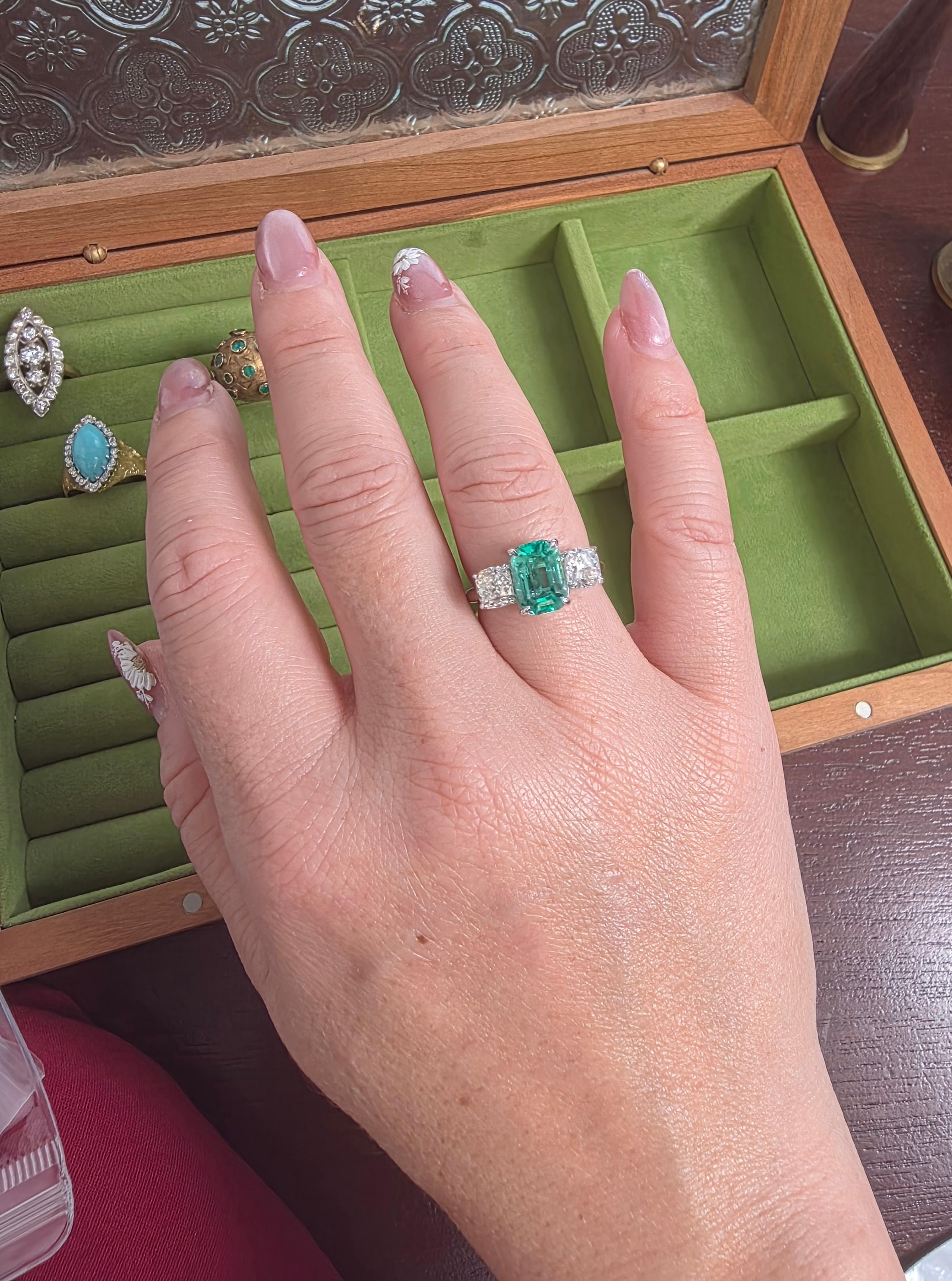 Taglio smeraldo Anello con smeraldo colombiano e diamante da 2,32 carati certificato GIA in oro 18 carati in vendita