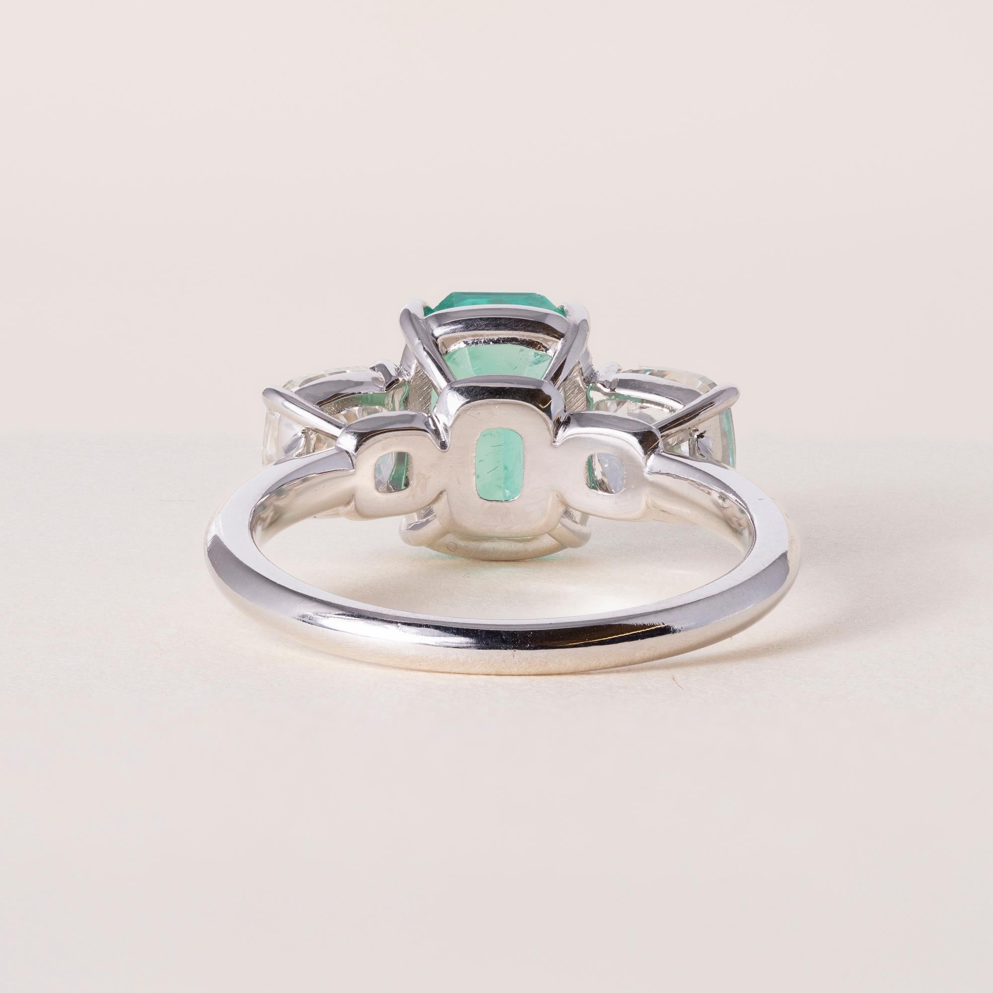 Anello con smeraldo colombiano e diamante da 2,32 carati certificato GIA in oro 18 carati In condizioni buone in vendita a Los Angeles, CA