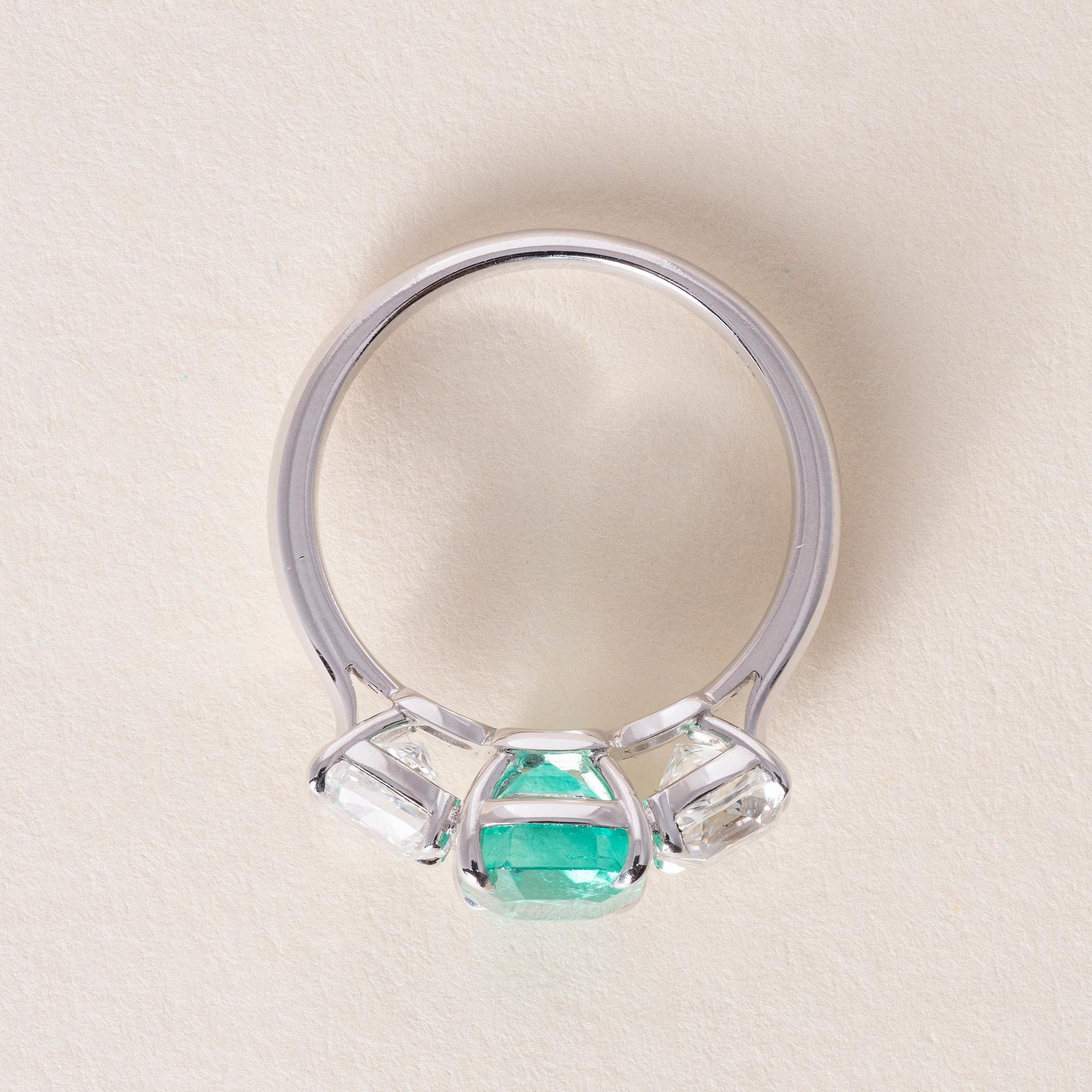 Donna Anello con smeraldo colombiano e diamante da 2,32 carati certificato GIA in oro 18 carati in vendita