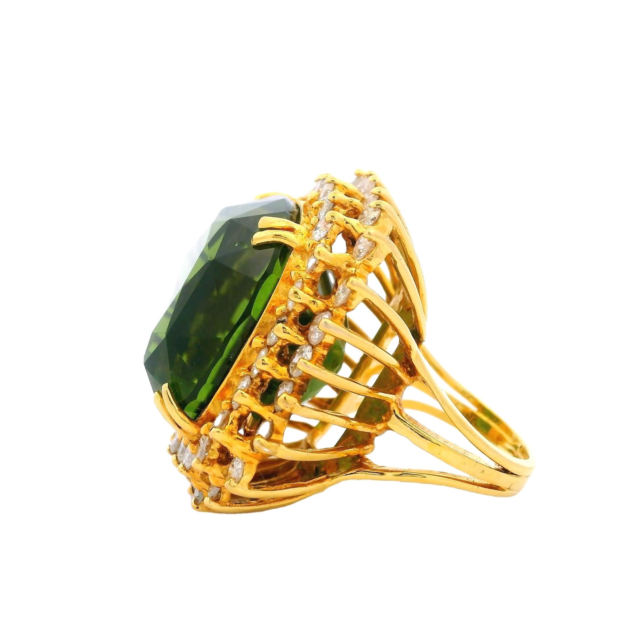 67.79 Carat GIA Certified  Peridot and Diamonds 18K Gold  Estate Cocktail Ring im Zustand „Hervorragend“ im Angebot in Miami, FL