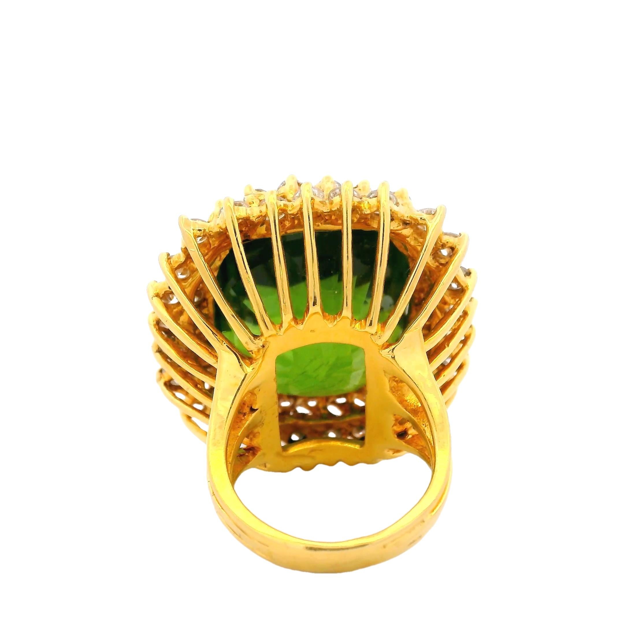 67.79 Carat GIA Certified  Peridot and Diamonds 18K Gold  Estate Cocktail Ring für Damen oder Herren im Angebot