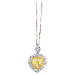 Collier serti d'un halo de diamants jaunes en forme de cœur en or 18 carats certifié GIA