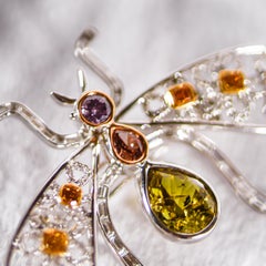 GIA-zertifizierte Bienenbrosche aus 18 Karat dreifarbigem Gold mit Diamanten und farbigen Steinen