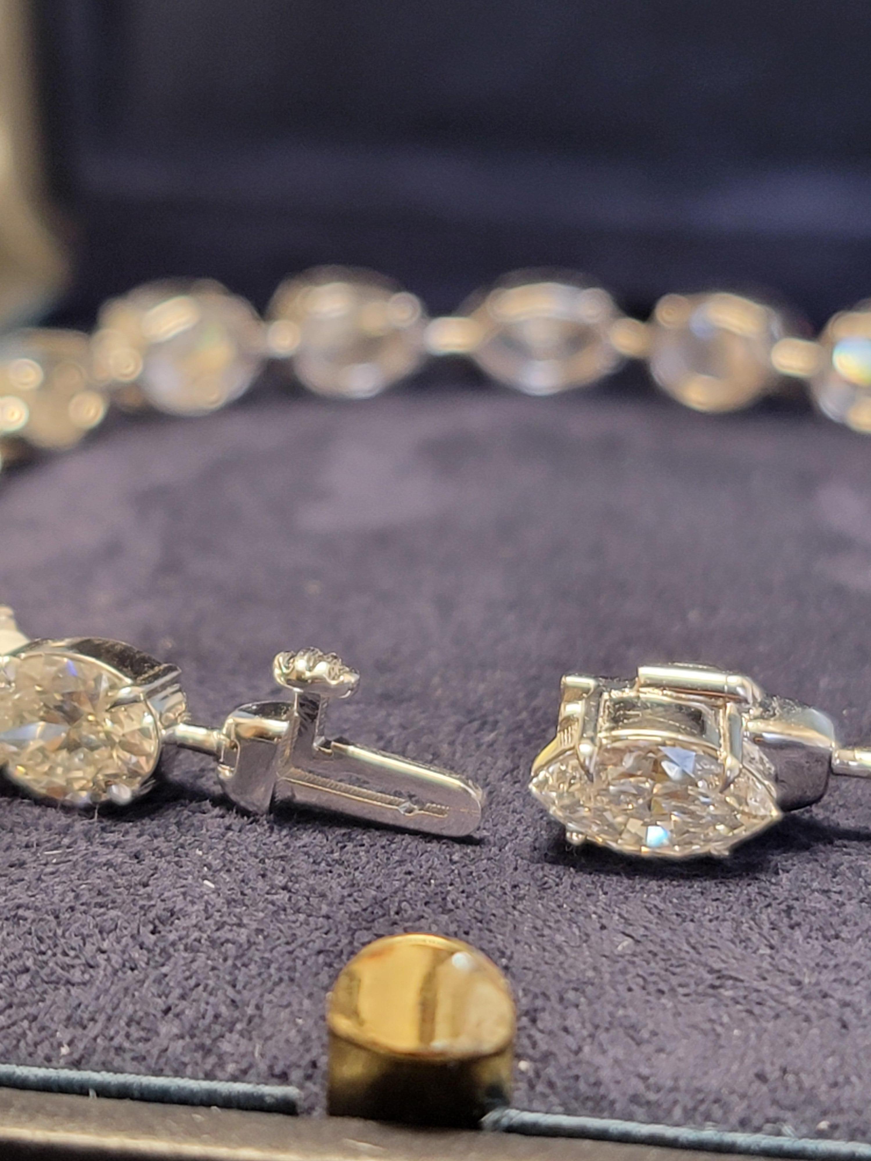 Il nostro squisito bracciale in oro bianco 18 carati certificato GIA da 16,20 carati a forma di ovale, pera e marquise è una miscela armoniosa di eleganza e maestria, caratterizzata da splendide forme ovali, pere e marquise. Ogni diamante viene