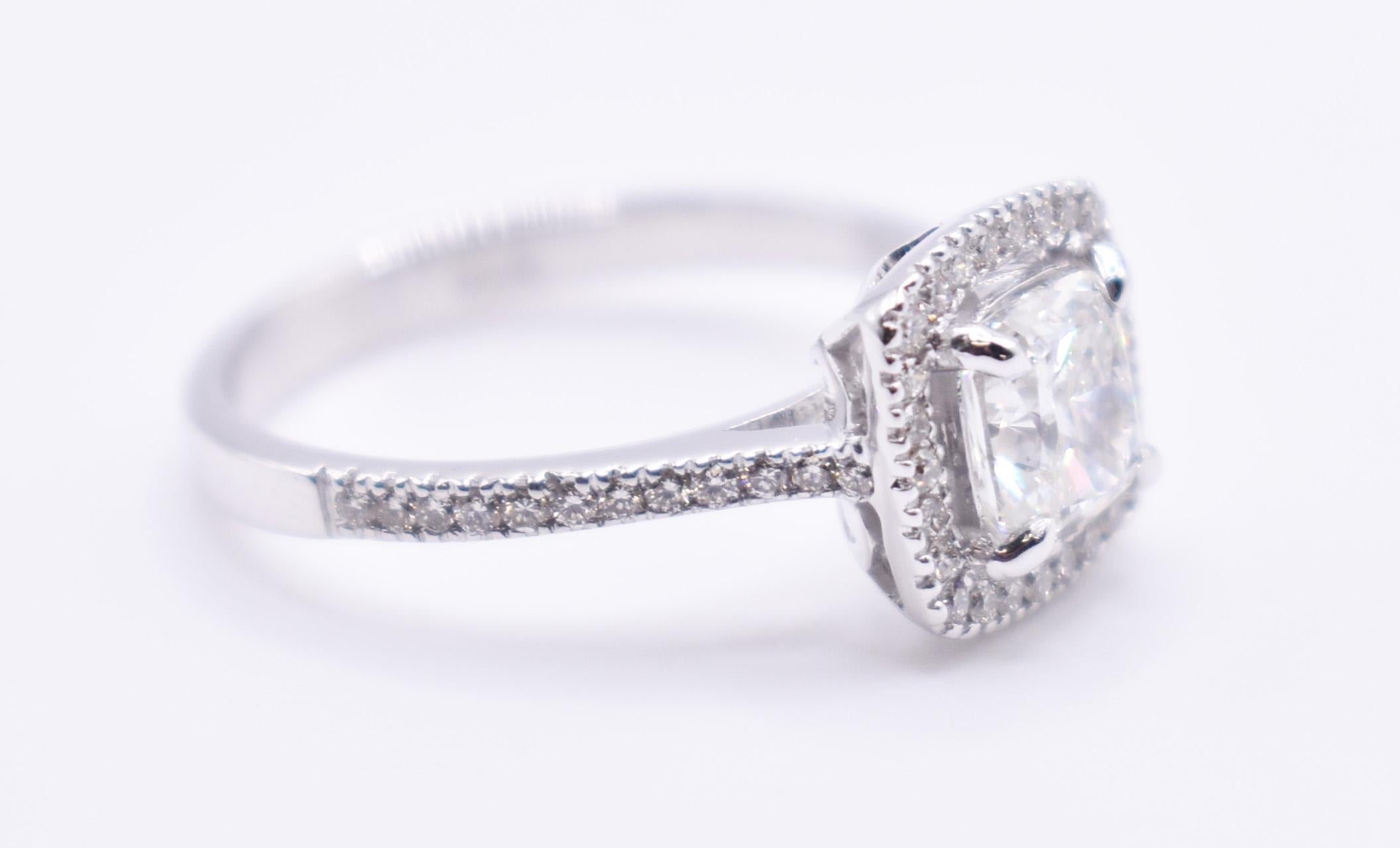 GIA-zertifizierter Verlobungsring aus 18 Karat Weißgold mit 1,30 Karat Diamant im Kissenschliff im Zustand „Neu“ im Angebot in Chelmsford, GB