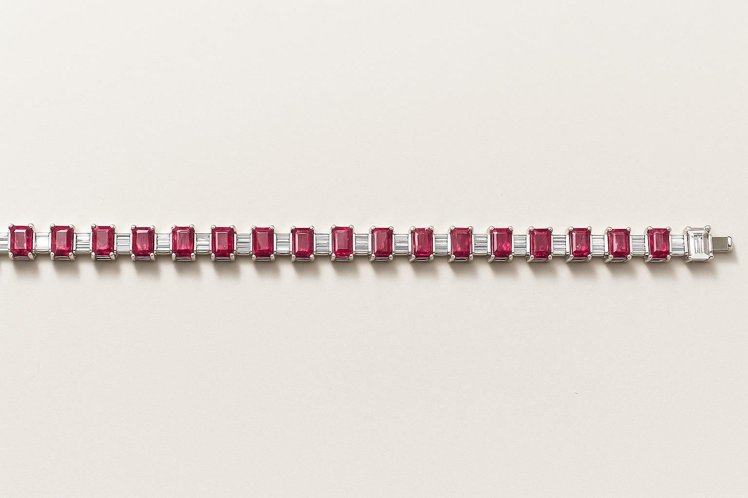 Bracelet tennis en or blanc 18 carats certifié GIA, rubis birman et diamants - 15,60 carats au total, années 1950, fabriqué en Italie

Cet exceptionnel bracelet de tennis italien des années 1950 présente un impressionnant total de 15,60 carats de