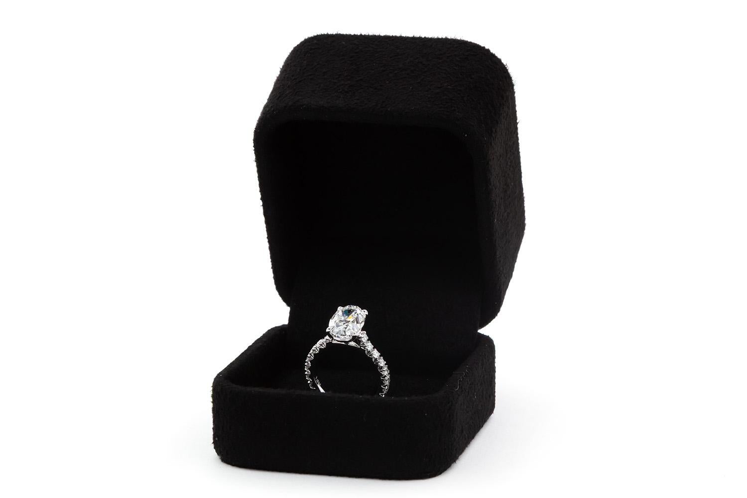 Anillo de compromiso solitario de oro blanco de 18 quilates y diamantes de talla oval con certificado GIA 3,50 ct en venta 1