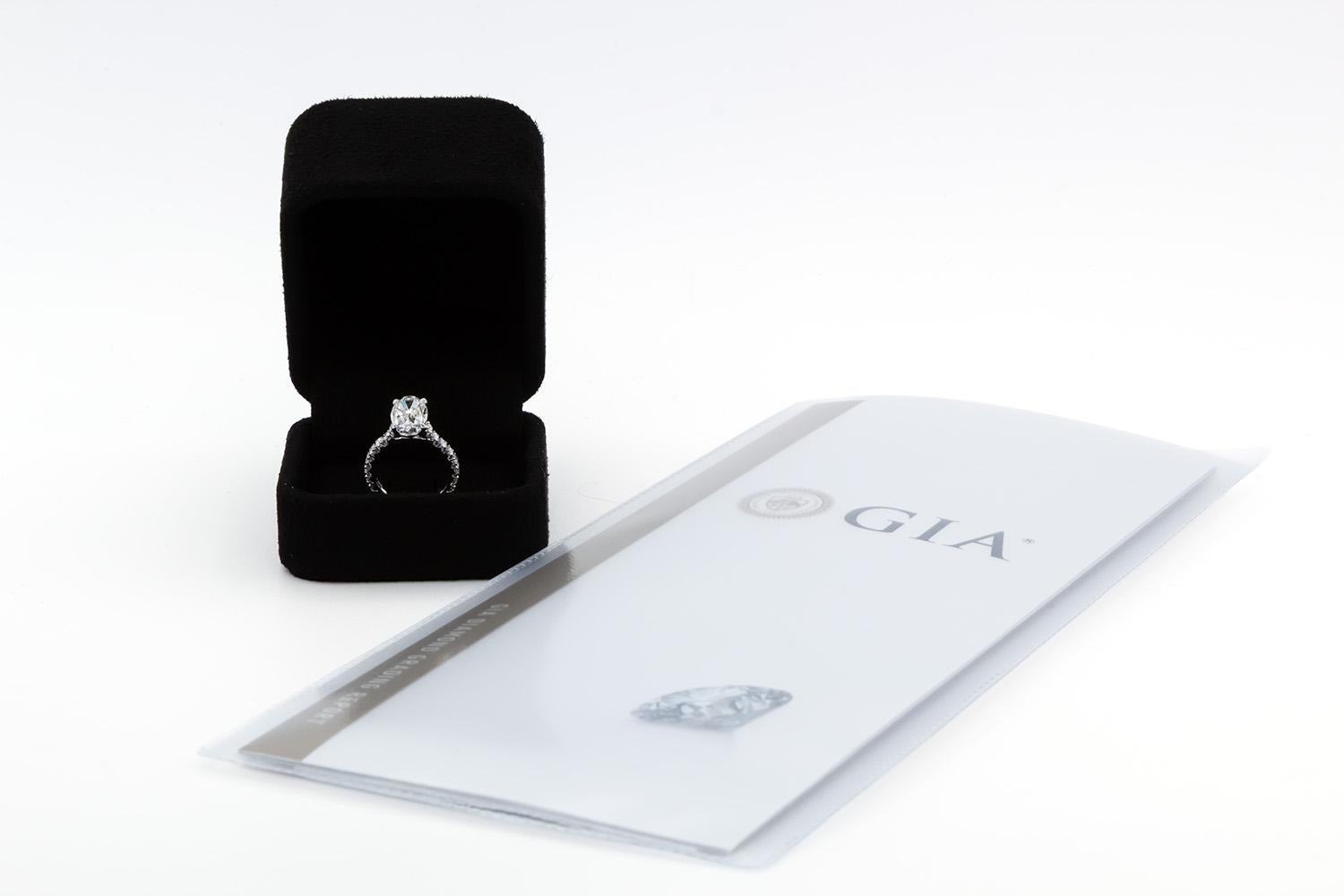 Anillo de compromiso solitario de oro blanco de 18 quilates y diamantes de talla oval con certificado GIA 3,50 ct en venta 2