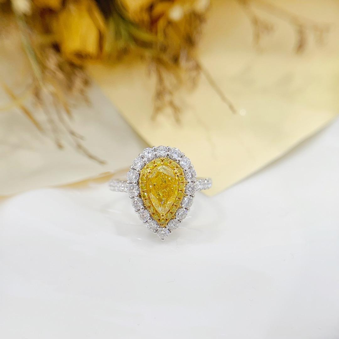 GIA Certified 18K White Gold Pear-cut Yellow Diamond Ring In New Condition For Sale In Kowloon, HK