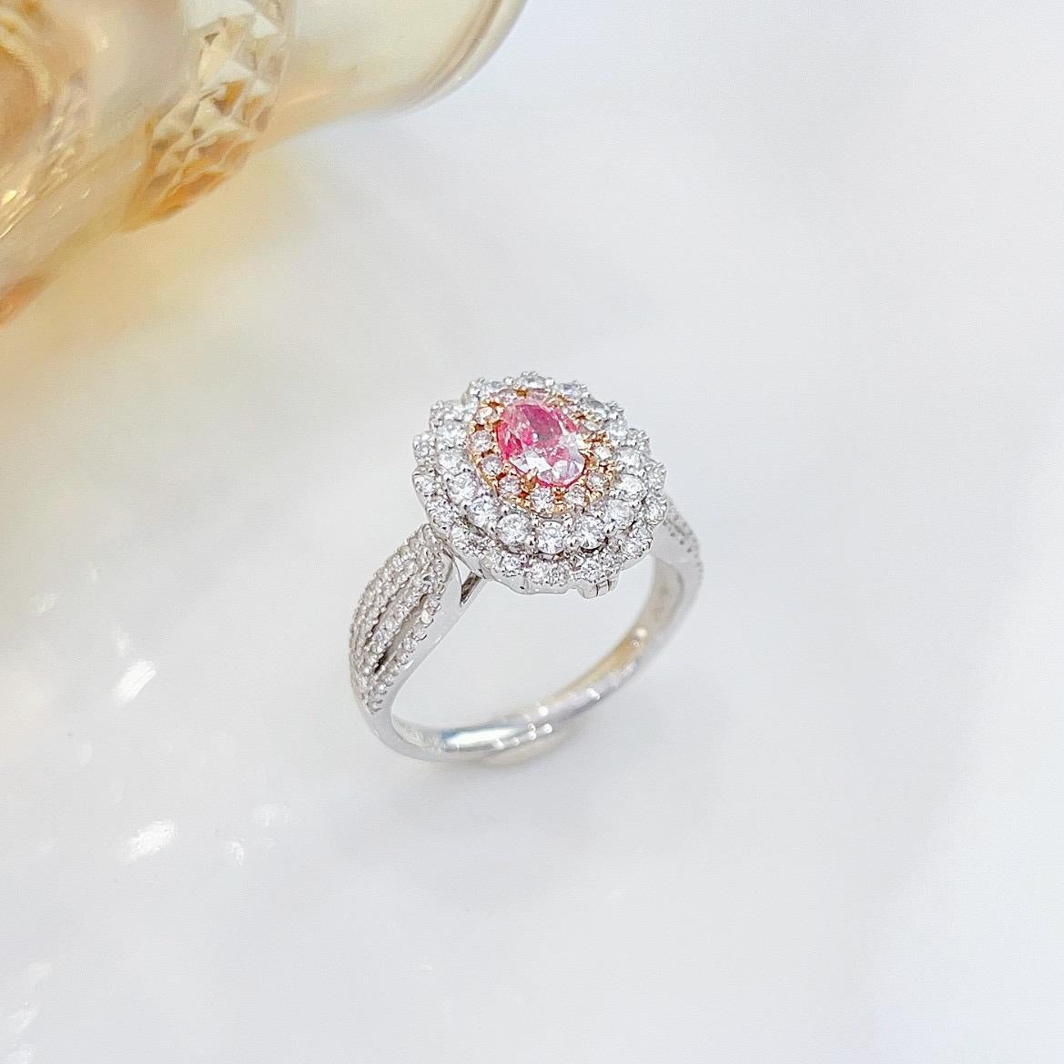Bague en or blanc 18 carats certifiée GIA et ornée d'un diamant rose 

1 diamant rose - 0,50 CT
Certification GIA jointe

Diamants - 0,80 CT

Poids total - 5,84 GM