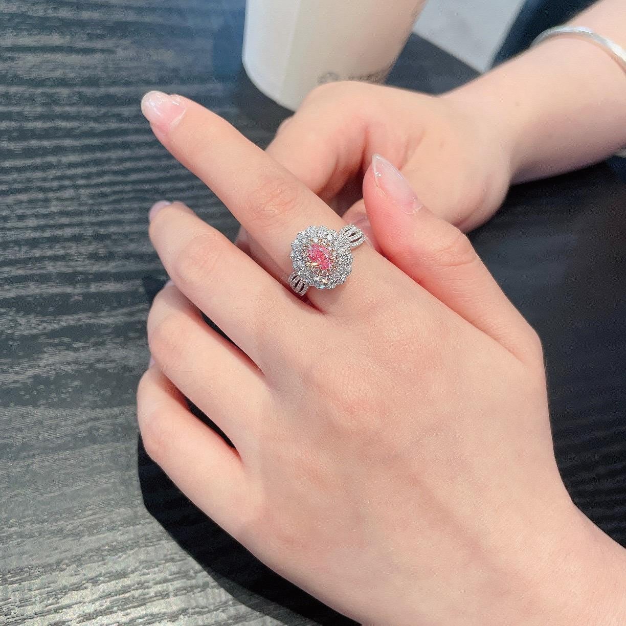 Taille coussin Bague en or blanc 18 carats certifiée GIA et ornée d'un diamant rose en vente