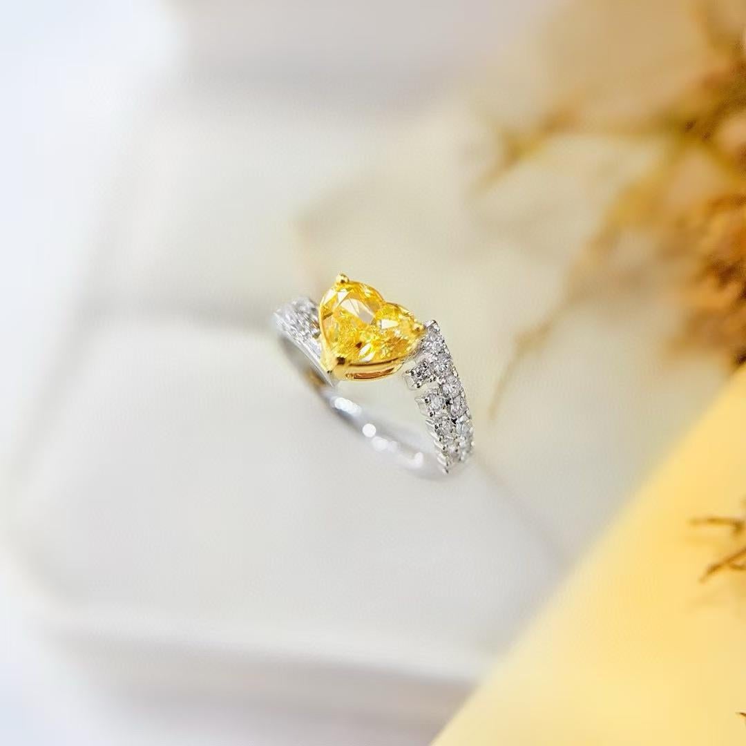 Bague à tige torsadée en forme de cœur avec diamant jaune certifié GIA de 1,04 carat

Pierre principale D - 1.04 CT
Pierre latérale D - 0,35 CT 
Poids total - 2,89 GM

Gemme certifiée : Diamant jaune de 1,04 carat en forme de cœur, certifié par le