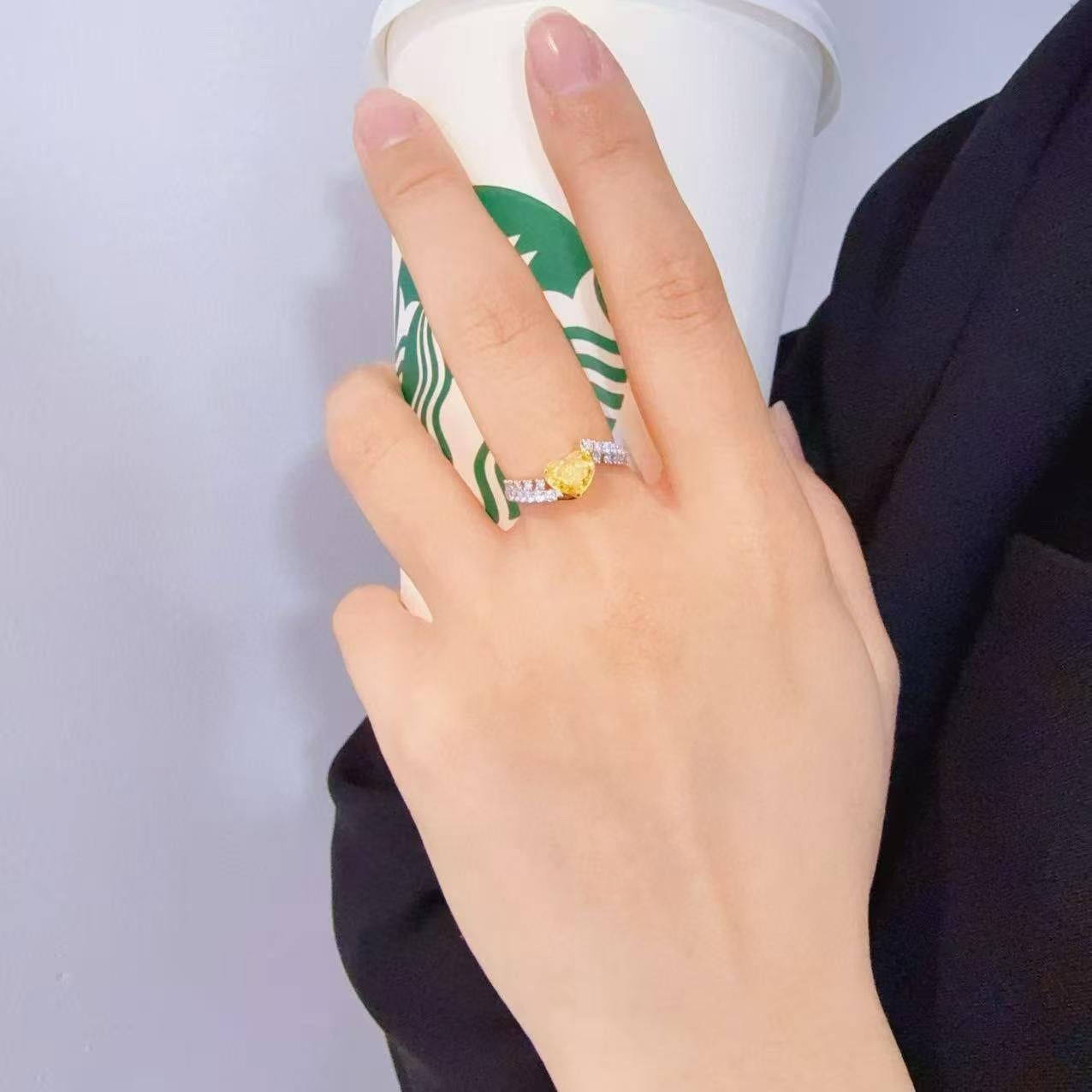 Moderne Bague à tige torsadée en forme de cœur avec diamant jaune certifié GIA de 1,04 carat en vente