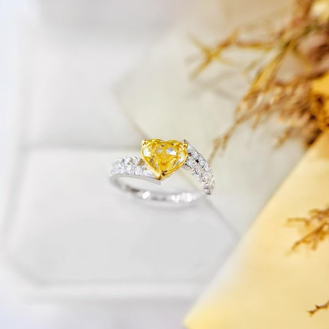 Taille cœur Bague à tige torsadée en forme de cœur avec diamant jaune certifié GIA de 1,04 carat en vente