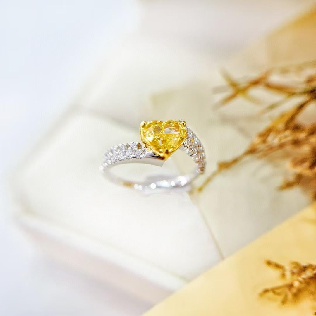 Bague à tige torsadée en forme de cœur avec diamant jaune certifié GIA de 1,04 carat Neuf - En vente à Kowloon, HK