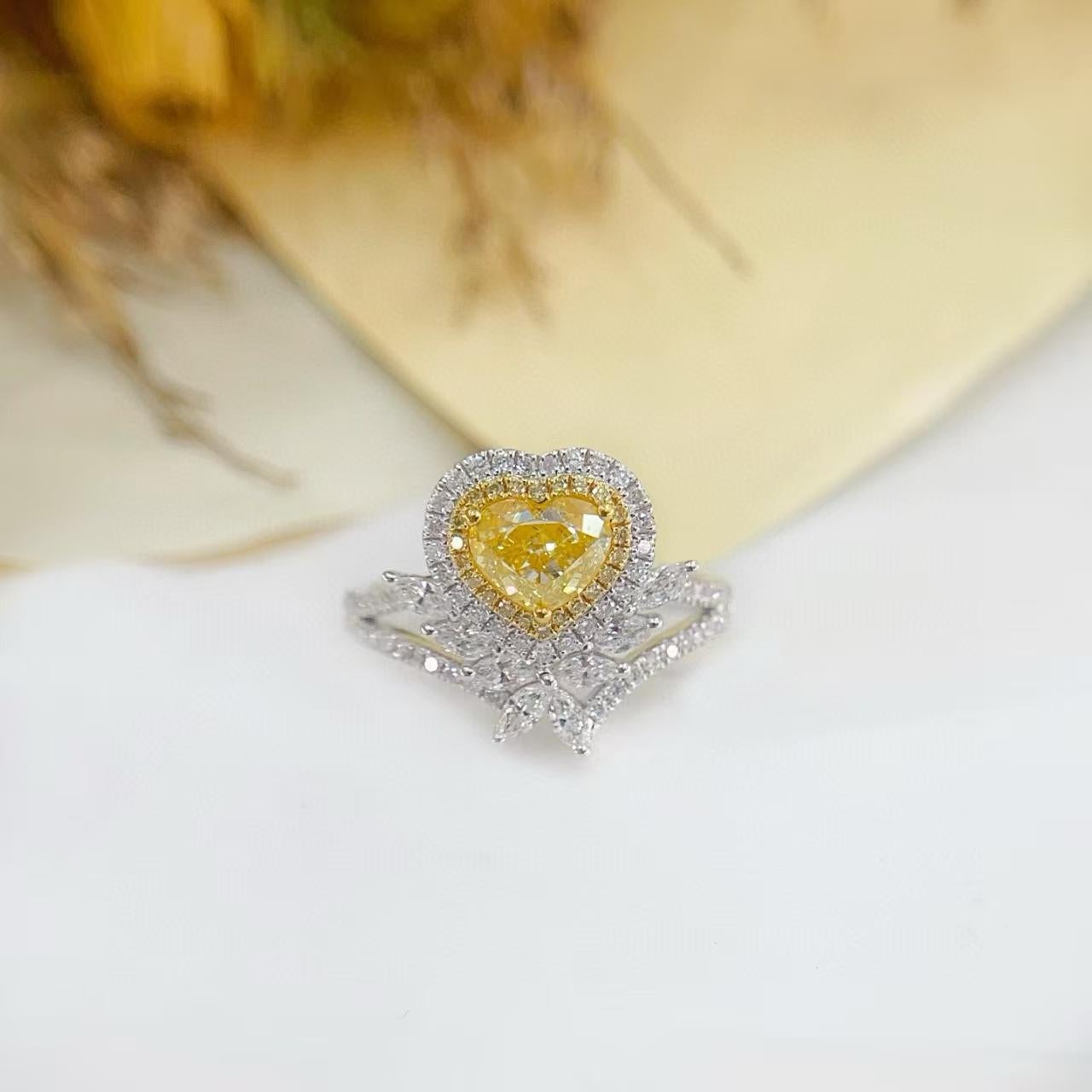 Bague cocktail en forme de cœur avec double halo de diamants jaunes de 1 carat certifiés GIA

Pierre principale D - 1.00 CT
Pierre latérale D - 0,61 CT 
Poids total - 4,29 GM

Gemme certifiée : Diamant jaune certifié GIA en forme de cœur, ajoutant