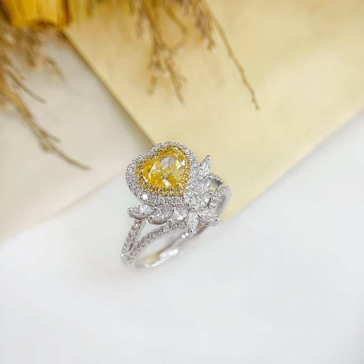 Moderne Bague cocktail en forme de cœur avec double halo de diamants jaunes de 1 carat certifiés GIA en vente