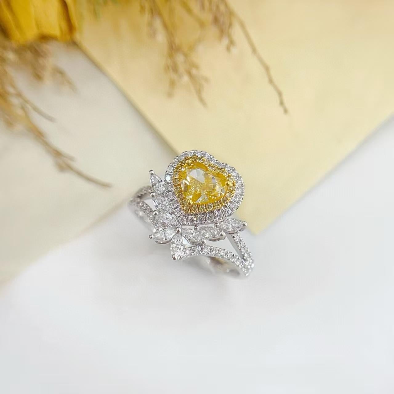 Taille cœur Bague cocktail en forme de cœur avec double halo de diamants jaunes de 1 carat certifiés GIA en vente